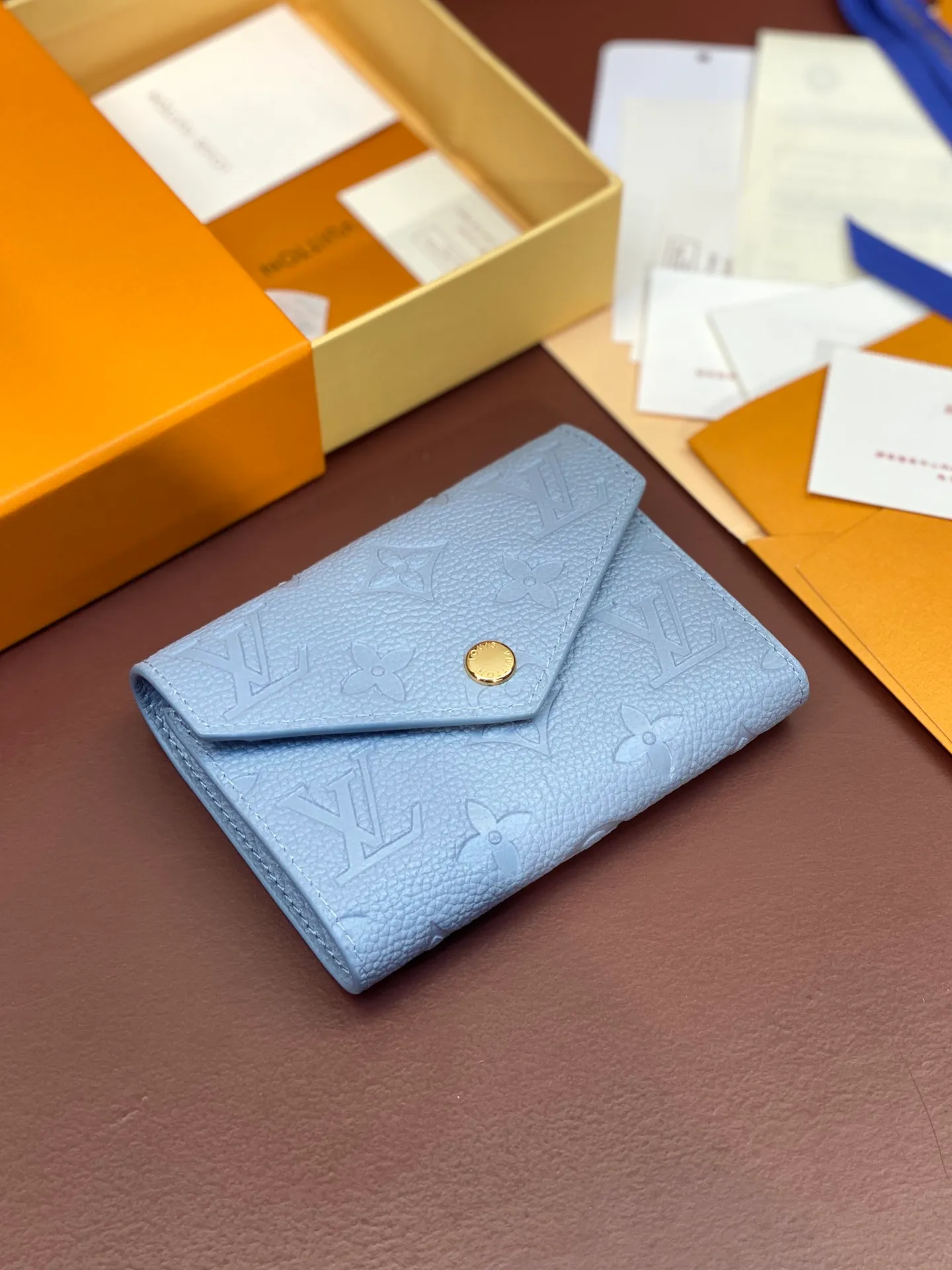 💰480 M83271 haze blue! Made of top layer cowhide! Wallet Zoé wallet is made of soft Monogram Empreinte leather and decorated with the classic Louis Vuitton Monogram embossing. It fits easily into a small bag and has enough capacity to store coins, banknotes and credit cards. 12x9cm.