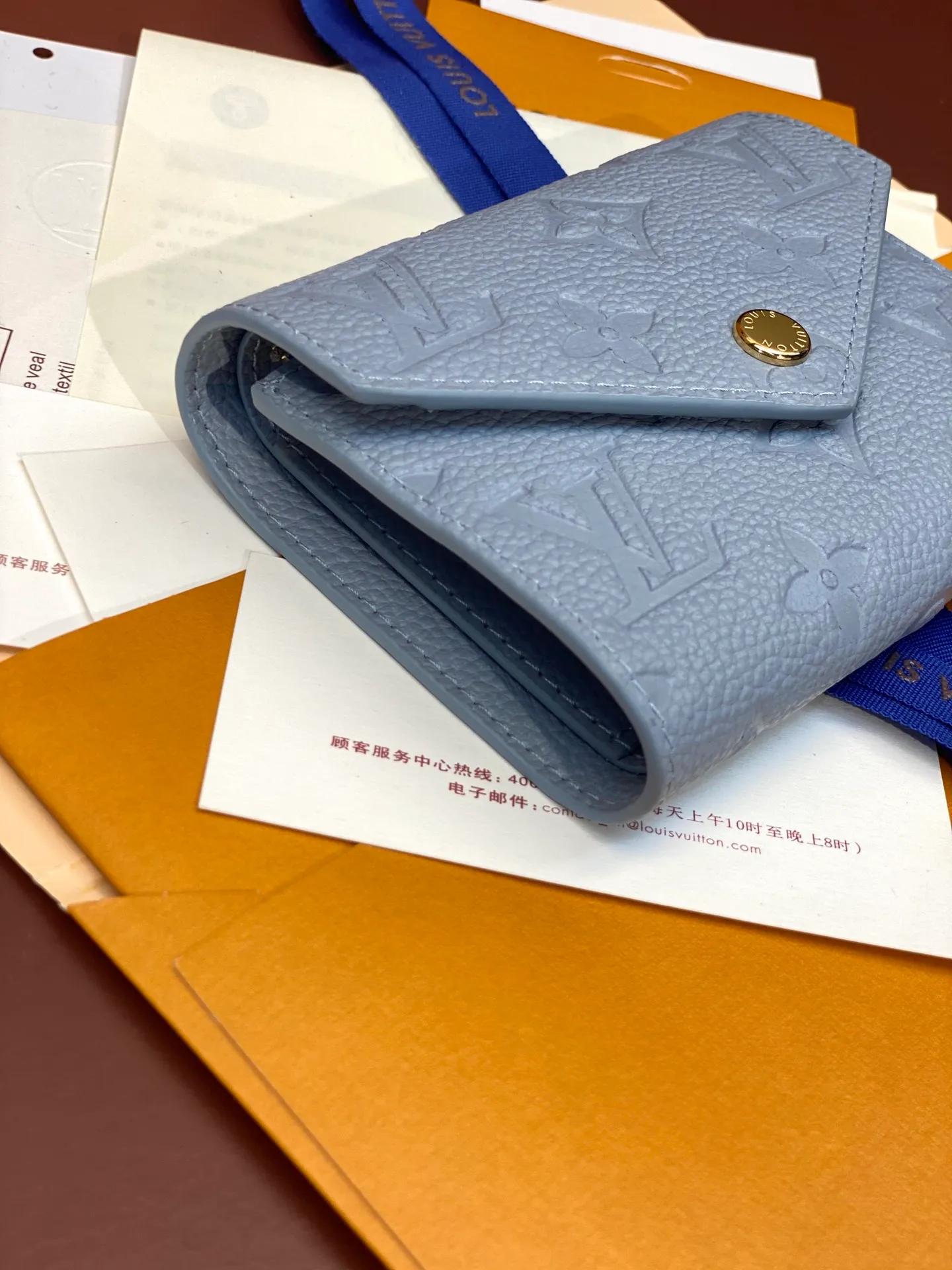 💰480 M83271 haze blue! Made of top layer cowhide! Wallet Zoé wallet is made of soft Monogram Empreinte leather and decorated with the classic Louis Vuitton Monogram embossing. It fits easily into a small bag and has enough capacity to store coins, banknotes and credit cards. 12x9cm.