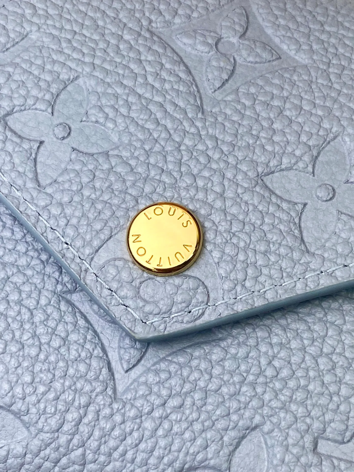 💰480 M83271 haze blue! Made of top layer cowhide! Wallet Zoé wallet is made of soft Monogram Empreinte leather and decorated with the classic Louis Vuitton Monogram embossing. It fits easily into a small bag and has enough capacity to store coins, banknotes and credit cards. 12x9cm.