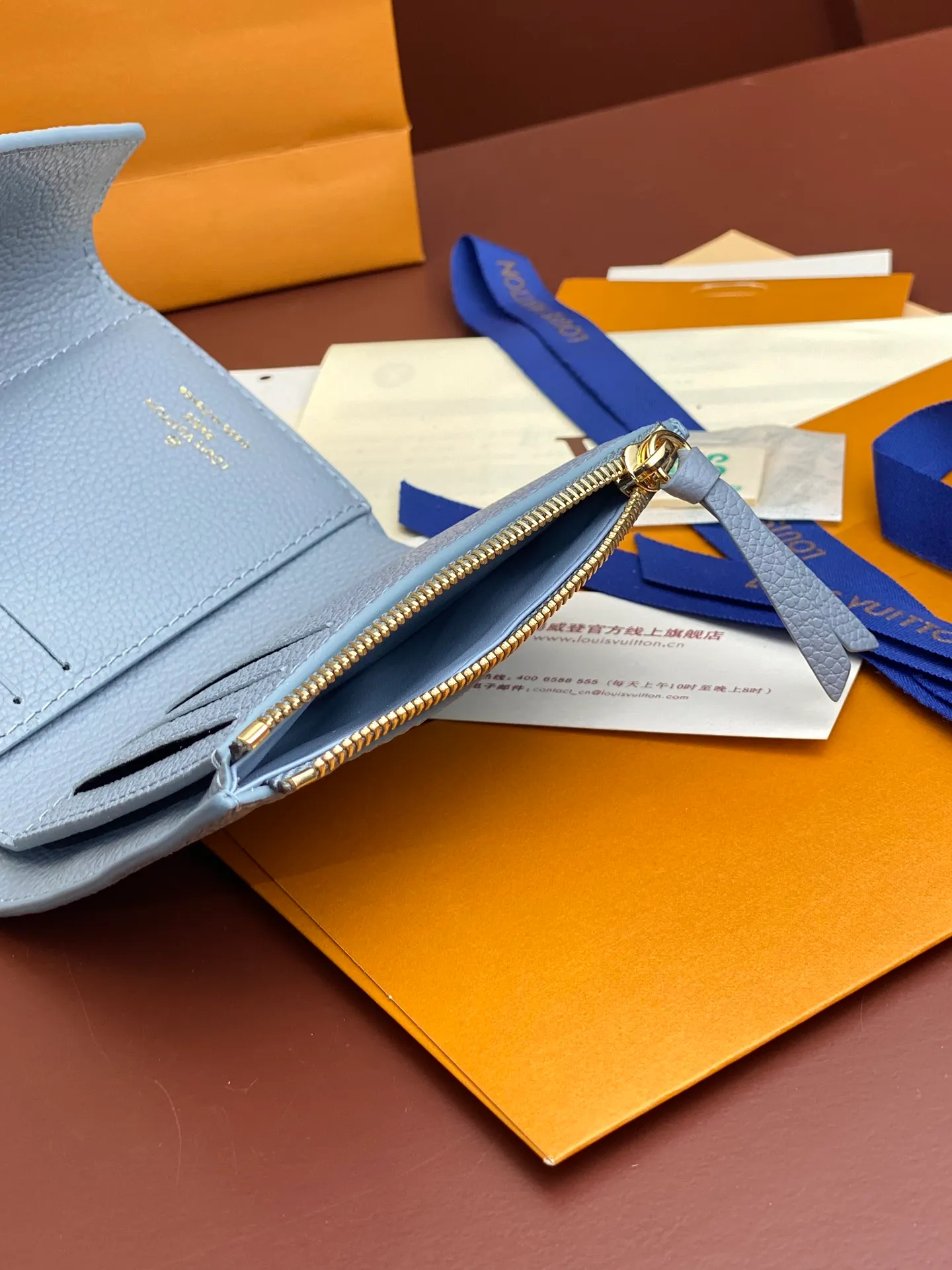 💰480 M83271 haze blue! Made of top layer cowhide! Wallet Zoé wallet is made of soft Monogram Empreinte leather and decorated with the classic Louis Vuitton Monogram embossing. It fits easily into a small bag and has enough capacity to store coins, banknotes and credit cards. 12x9cm.