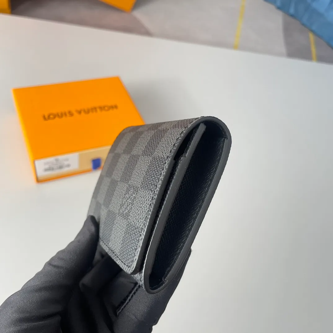 P280🇫🇷Exclusive real shot of overseas original order N63338! Made of Damier Graphite coated canvas, this slim and sophisticated Enveloppe Carte de Visite business card holder fits easily into a pocket or bag. Snap button closure design, securely store business cards and credit cards. Size: 10.5×8cm