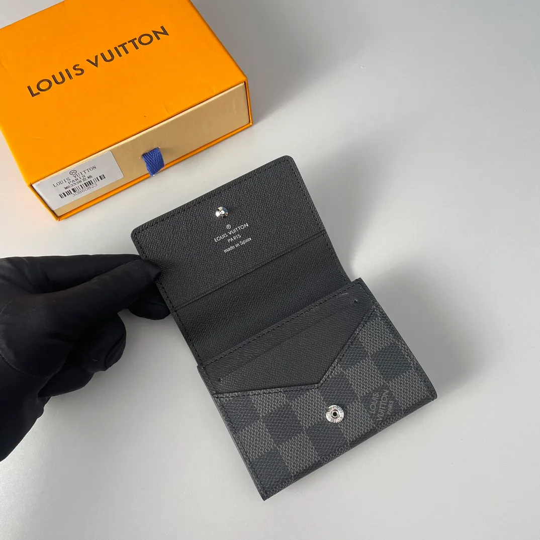 P280🇫🇷Exclusive real shot of overseas original order N63338! Made of Damier Graphite coated canvas, this slim and sophisticated Enveloppe Carte de Visite business card holder fits easily into a pocket or bag. Snap button closure design, securely store business cards and credit cards. Size: 10.5×8cm