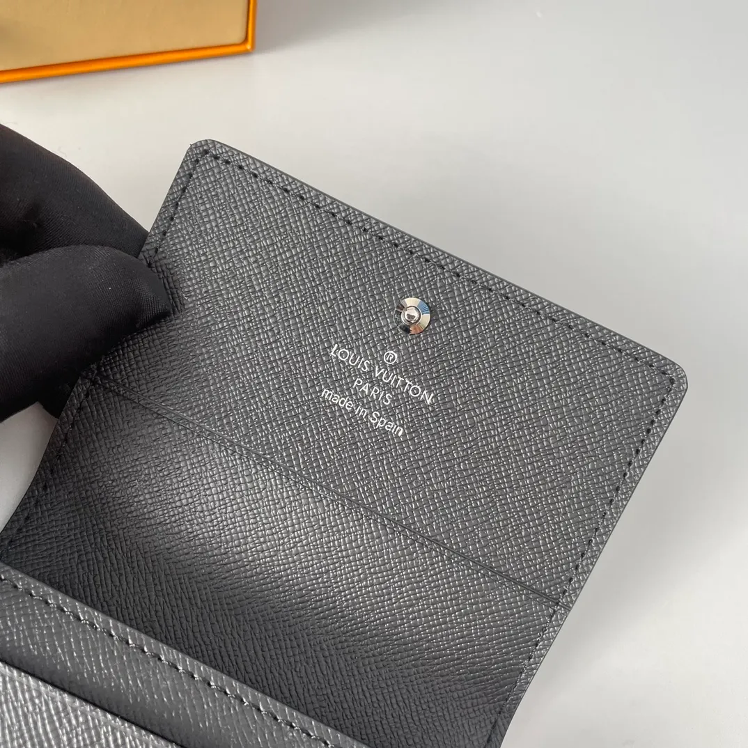 P280🇫🇷Exclusive real shot of overseas original order N63338! Made of Damier Graphite coated canvas, this slim and sophisticated Enveloppe Carte de Visite business card holder fits easily into a pocket or bag. Snap button closure design, securely store business cards and credit cards. Size: 10.5×8cm