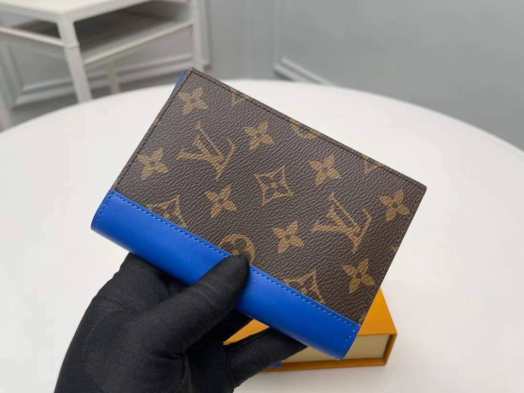 [Top original order] M12826 Blue Passport 👏👏 The classic items of the manor are decorated with single-frame Macassar canvas into the "Kuvert Paspol NM" with an exquisite atmosphere. Trimmed and lined in colored leather, the "Louis Vuitton Color Mania" collection has a unique design appeal. Dimensions: 10 x 14 x 2.5 cm. 🎁🎁280💰.