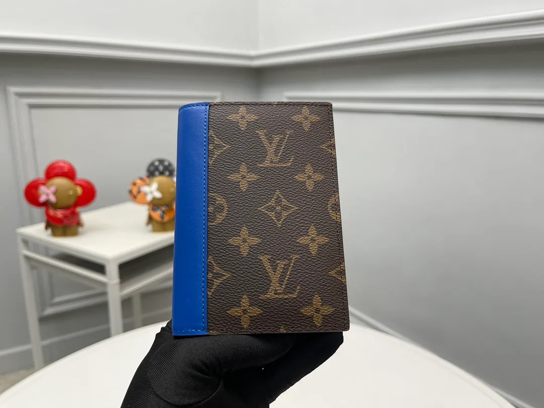[Top original order] M12826 Blue Passport 👏👏 The classic items of the manor are decorated with single-frame Macassar canvas into the "Kuvert Paspol NM" with an exquisite atmosphere. Trimmed and lined in colored leather, the "Louis Vuitton Color Mania" collection has a unique design appeal. Dimensions: 10 x 14 x 2.5 cm. 🎁🎁280💰.