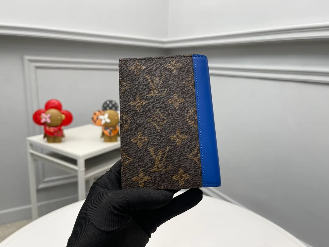 [Top original order] M12826 Blue Passport 👏👏 The classic items of the manor are decorated with single-frame Macassar canvas into the "Kuvert Paspol NM" with an exquisite atmosphere. Trimmed and lined in colored leather, the "Louis Vuitton Color Mania" collection has a unique design appeal. Dimensions: 10 x 14 x 2.5 cm. 🎁🎁280💰.
