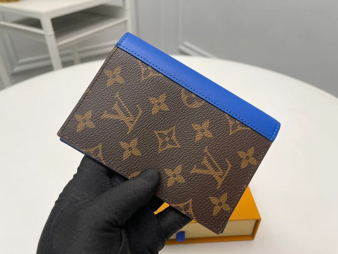 [Top original order] M12826 Blue Passport 👏👏 The classic items of the manor are decorated with single-frame Macassar canvas into the "Kuvert Paspol NM" with an exquisite atmosphere. Trimmed and lined in colored leather, the "Louis Vuitton Color Mania" collection has a unique design appeal. Dimensions: 10 x 14 x 2.5 cm. 🎁🎁280💰.