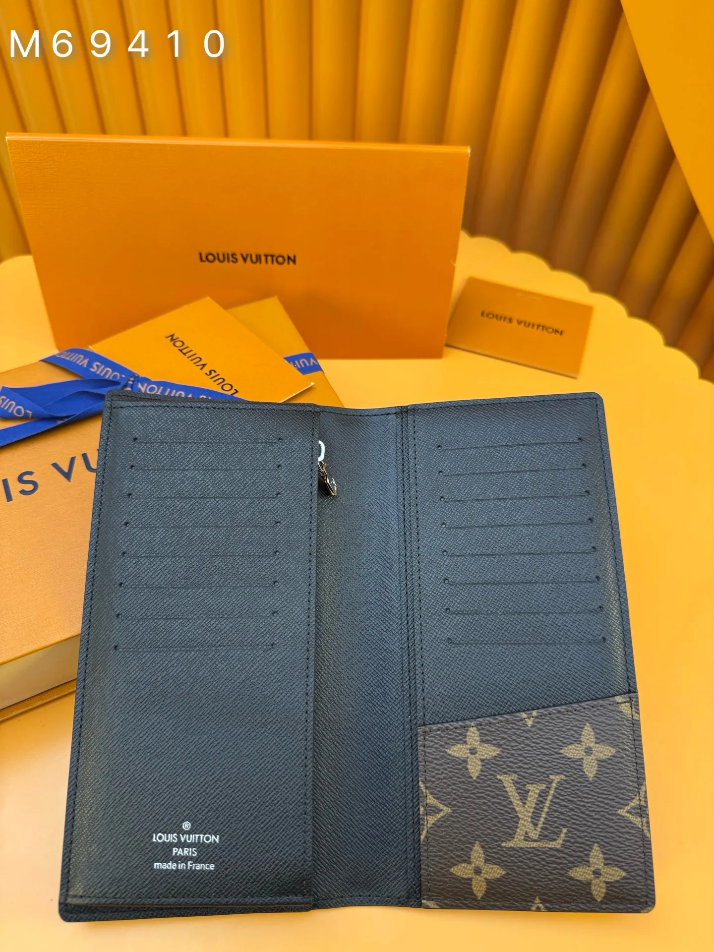 M69410 "Special Duty Free" ♻️[Official special edition·First-class material·All-steel hardware·Anti-counterfeiting chip·Complete packaging] This Brazza wallet is reconstructed with a slender design made of Monogram Macassar coated canvas and fine smooth cow leather. In addition to being stored in the jacket pocket, it includes card slots, coin pockets and compartments for banknotes and receipts. 10x19x2cm 💰660