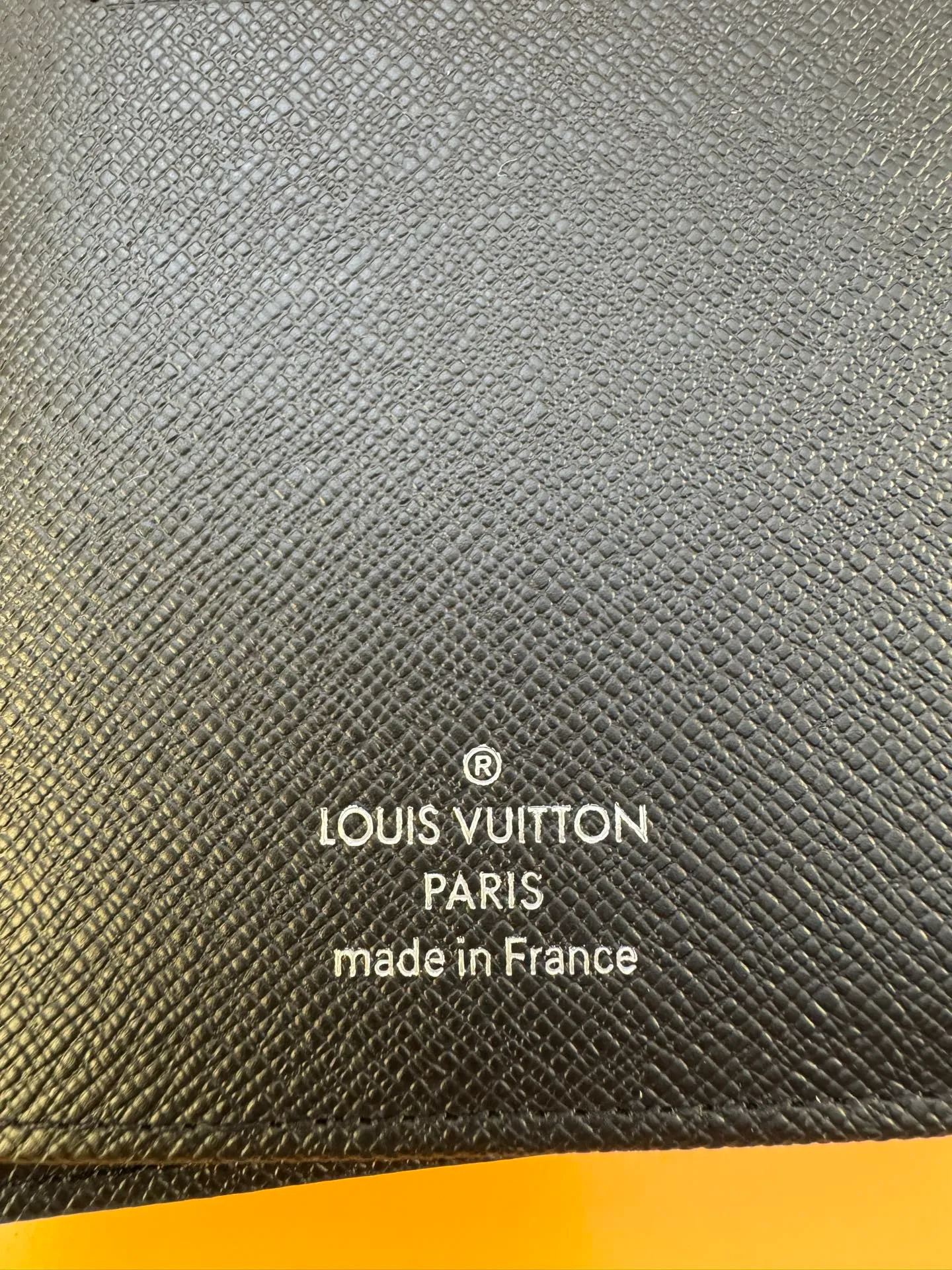 M69410 "Special Duty Free" ♻️[Official special edition·First-class material·All-steel hardware·Anti-counterfeiting chip·Complete packaging] This Brazza wallet is reconstructed with a slender design made of Monogram Macassar coated canvas and fine smooth cow leather. In addition to being stored in the jacket pocket, it includes card slots, coin pockets and compartments for banknotes and receipts. 10x19x2cm 💰660