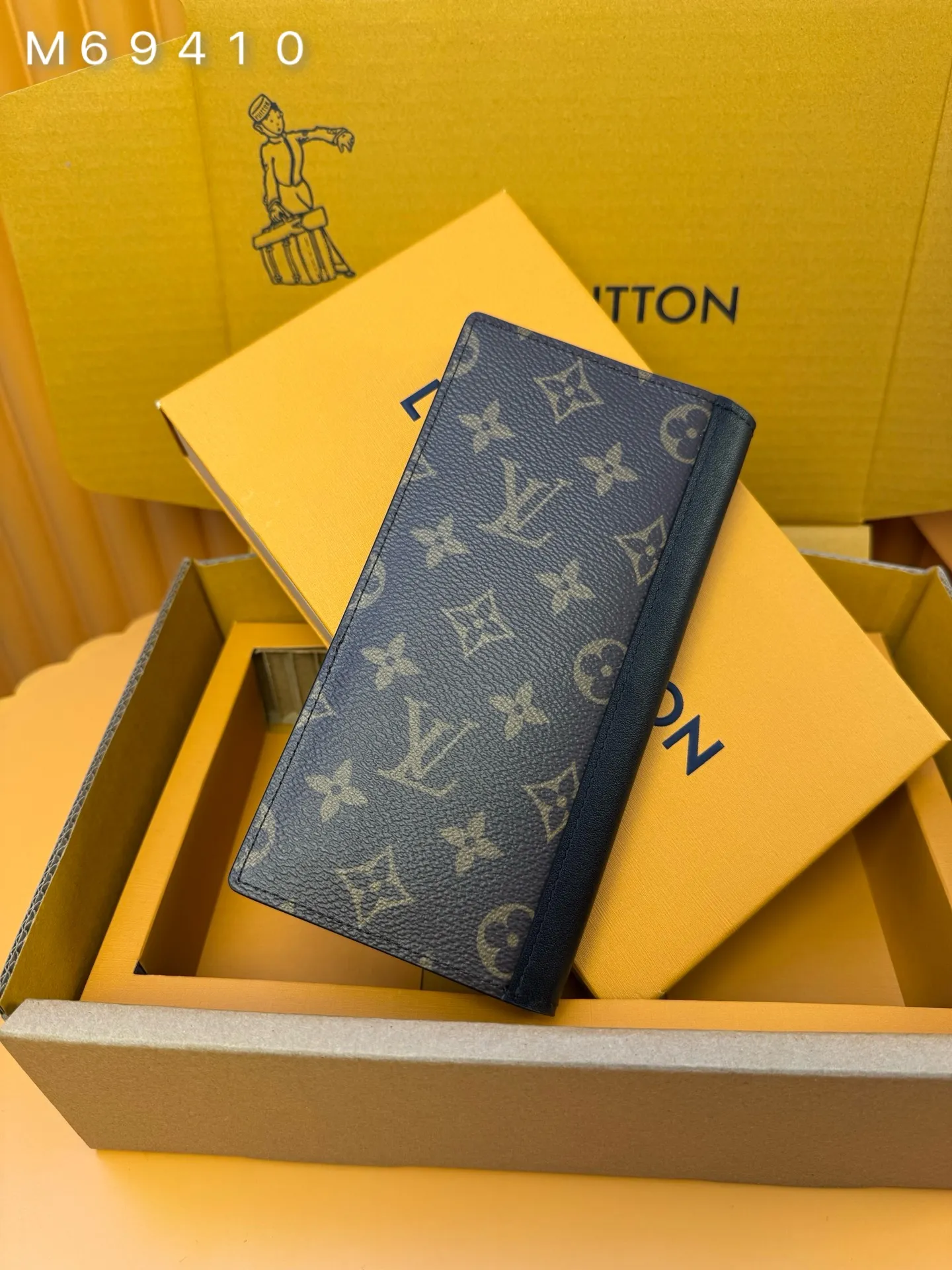 M69410 "Special Duty Free" ♻️[Official special edition·First-class material·All-steel hardware·Anti-counterfeiting chip·Complete packaging] This Brazza wallet is reconstructed with a slender design made of Monogram Macassar coated canvas and fine smooth cow leather. In addition to being stored in the jacket pocket, it includes card slots, coin pockets and compartments for banknotes and receipts. 10x19x2cm 💰660