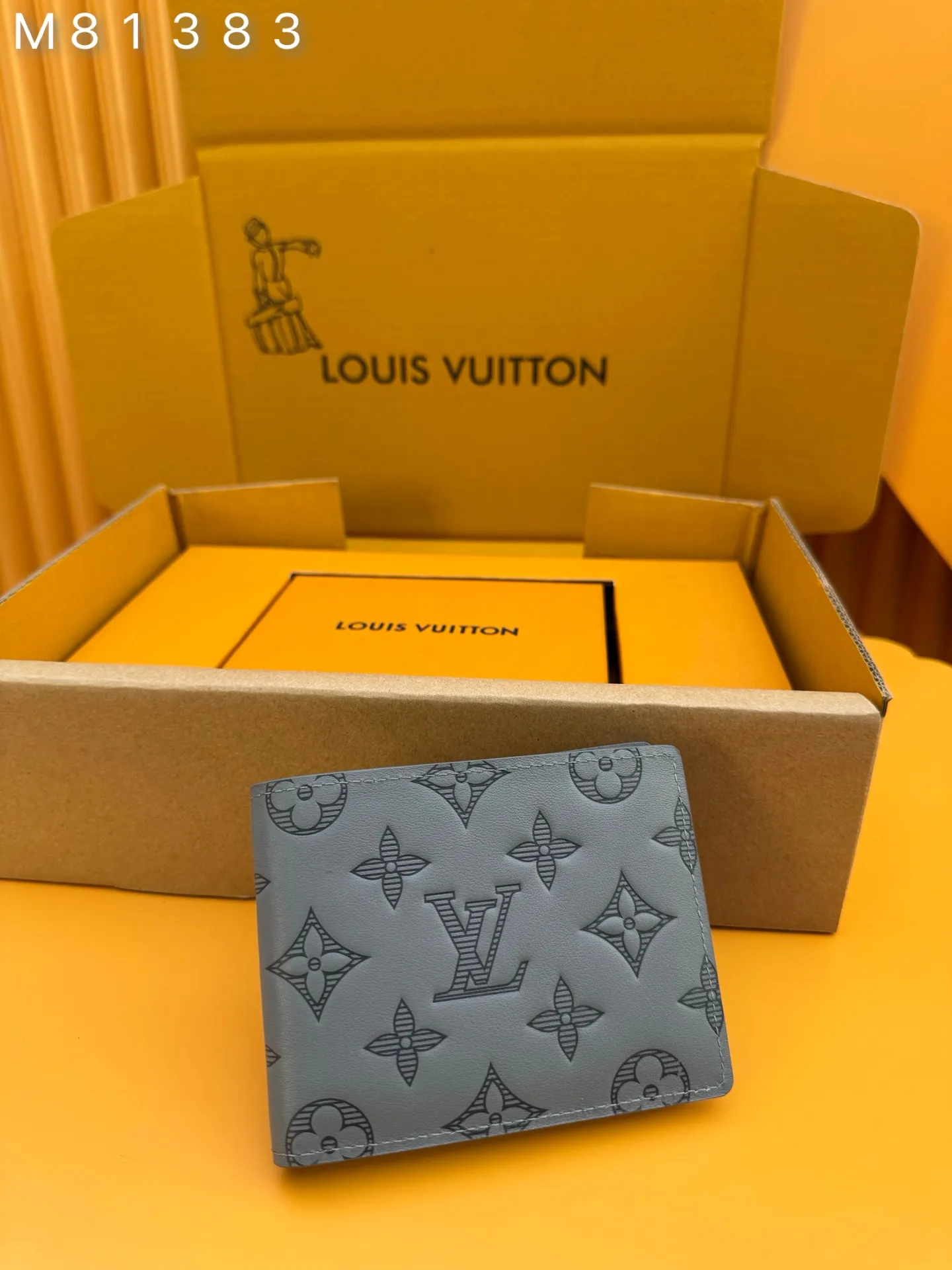 M81383 "Special Duty Free" ♻️[Official Special Edition·First Class Material·All Steel Hardware·French Chip·Full Set of Packaging] The 2022 new version of the multiple portfolio adopts the Monogram Shadow pattern, giving it a unique style. Crafted from fine calfskin, it comes in a modern limestone colorway and features the iconic Louis Vuitton Monogram pattern. This practical everyday accessory comes with multiple pockets, card slots and card slots. 11.5x9x1.5cm 💰440