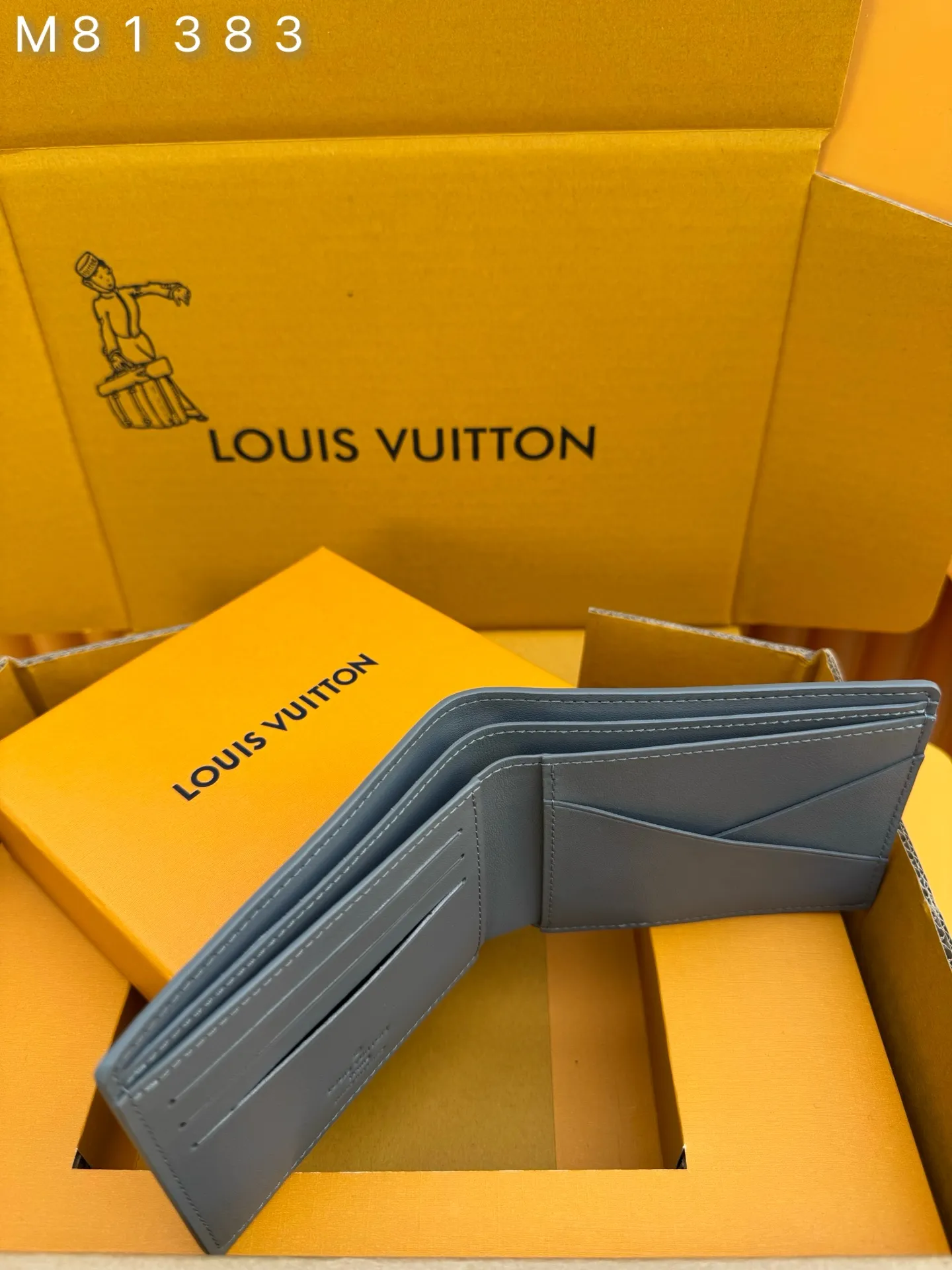 M81383 "Special Duty Free" ♻️[Official Special Edition·First Class Material·All Steel Hardware·French Chip·Full Set of Packaging] The 2022 new version of the multiple portfolio adopts the Monogram Shadow pattern, giving it a unique style. Crafted from fine calfskin, it comes in a modern limestone colorway and features the iconic Louis Vuitton Monogram pattern. This practical everyday accessory comes with multiple pockets, card slots and card slots. 11.5x9x1.5cm 💰440
