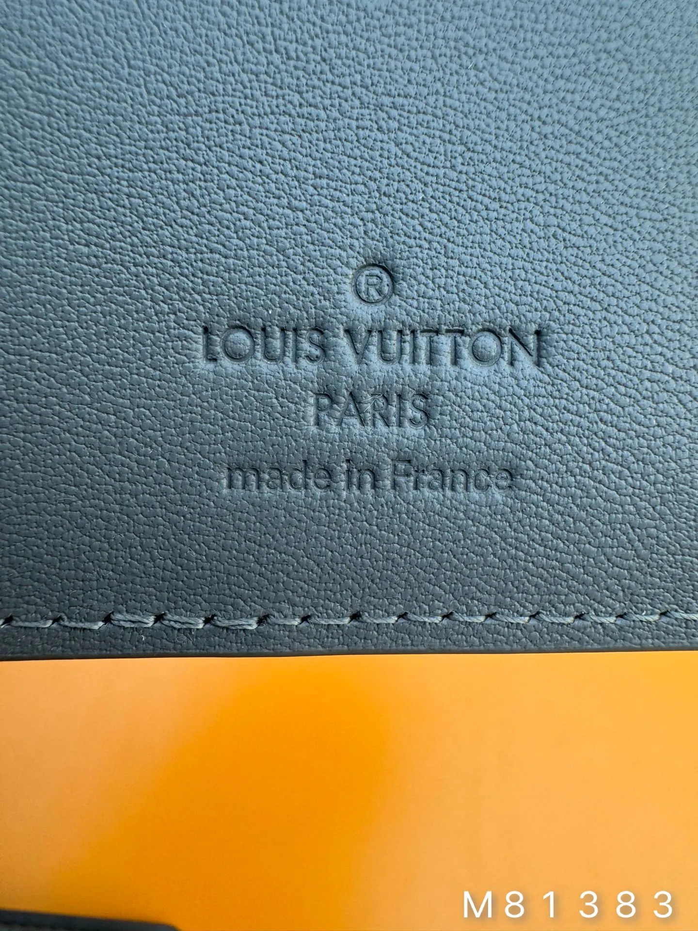 M81383 "Special Duty Free" ♻️[Official Special Edition·First Class Material·All Steel Hardware·French Chip·Full Set of Packaging] The 2022 new version of the multiple portfolio adopts the Monogram Shadow pattern, giving it a unique style. Crafted from fine calfskin, it comes in a modern limestone colorway and features the iconic Louis Vuitton Monogram pattern. This practical everyday accessory comes with multiple pockets, card slots and card slots. 11.5x9x1.5cm 💰440