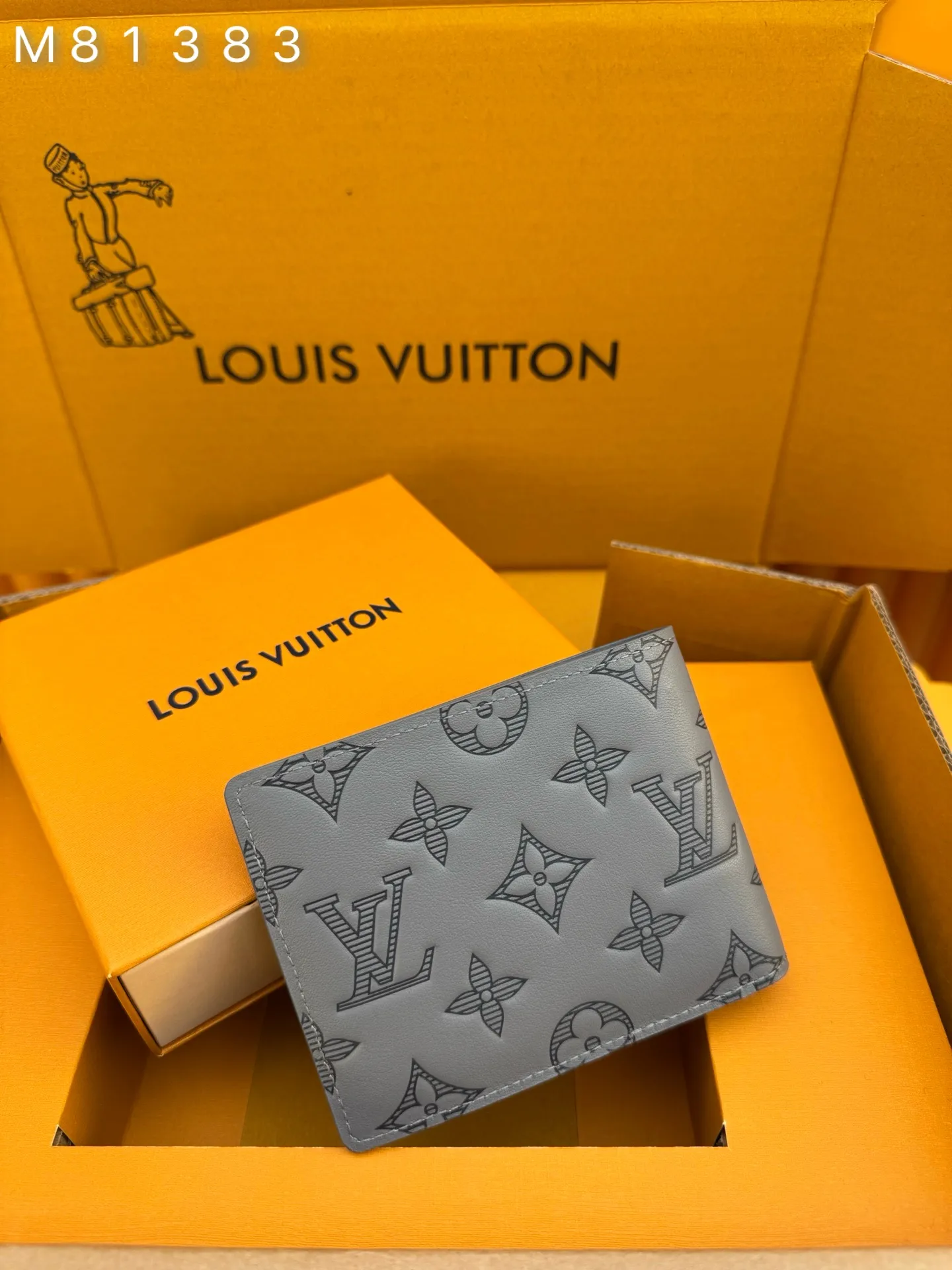 M81383 "Special Duty Free" ♻️[Official Special Edition·First Class Material·All Steel Hardware·French Chip·Full Set of Packaging] The 2022 new version of the multiple portfolio adopts the Monogram Shadow pattern, giving it a unique style. Crafted from fine calfskin, it comes in a modern limestone colorway and features the iconic Louis Vuitton Monogram pattern. This practical everyday accessory comes with multiple pockets, card slots and card slots. 11.5x9x1.5cm 💰440