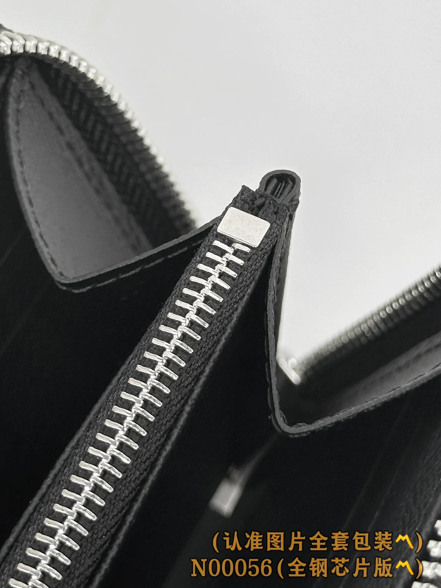 N00056 Heige (〽️A grade all steel〽️) personalized customized version! 163 transcoding chip, ZIPPY HORIZONTAL wallet! This Zippy Horizontal wallet is made of Monogram Eclipse canvas with bright metal parts, recreating the classic Zippy Vertical wallet in a horizontal configuration. A wraparound zipper opens the main compartment, and a central zipper pocket, card slots on both sides, and receipt compartments add to the functionality.  10 x 2.5 x 21 cm (height x width x length). 💰720