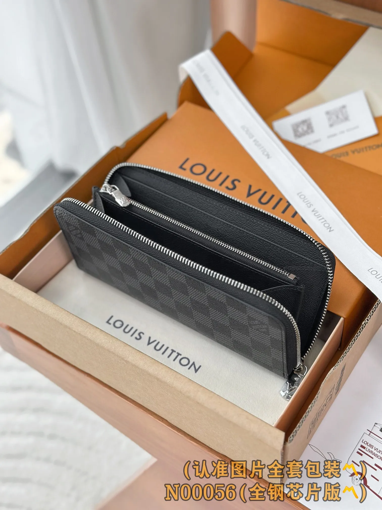 N00056 Heige (〽️A grade all steel〽️) personalized customized version! 163 transcoding chip, ZIPPY HORIZONTAL wallet! This Zippy Horizontal wallet is made of Monogram Eclipse canvas with bright metal parts, recreating the classic Zippy Vertical wallet in a horizontal configuration. A wraparound zipper opens the main compartment, and a central zipper pocket, card slots on both sides, and receipt compartments add to the functionality.  10 x 2.5 x 21 cm (height x width x length). 💰720