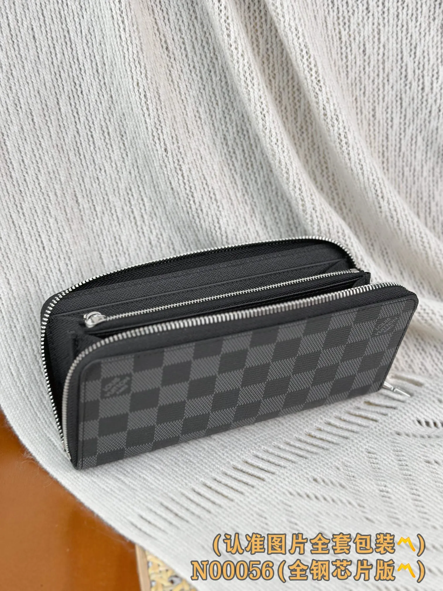 N00056 Heige (〽️A grade all steel〽️) personalized customized version! 163 transcoding chip, ZIPPY HORIZONTAL wallet! This Zippy Horizontal wallet is made of Monogram Eclipse canvas with bright metal parts, recreating the classic Zippy Vertical wallet in a horizontal configuration. A wraparound zipper opens the main compartment, and a central zipper pocket, card slots on both sides, and receipt compartments add to the functionality.  10 x 2.5 x 21 cm (height x width x length). 💰720