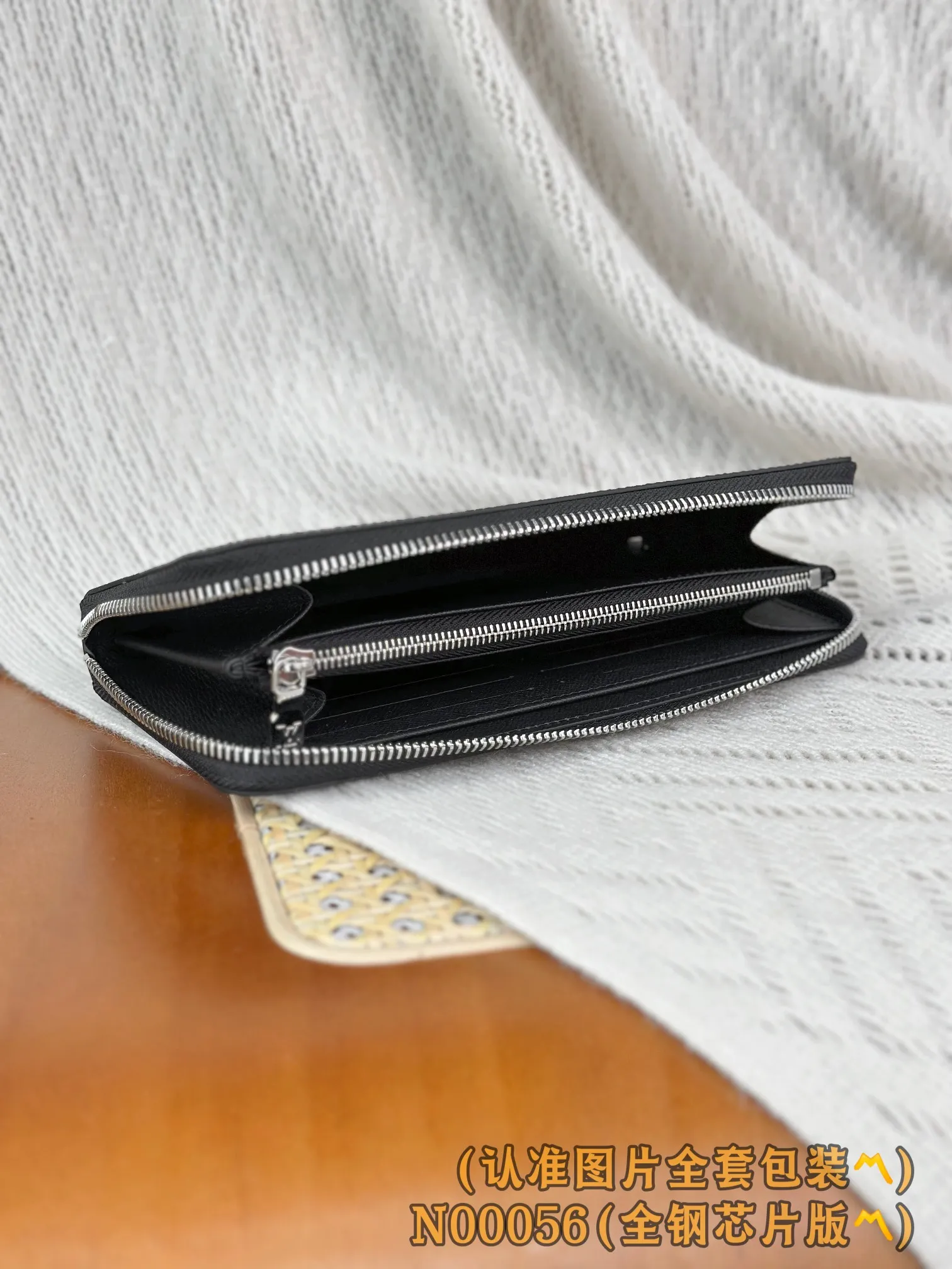 N00056 Heige (〽️A grade all steel〽️) personalized customized version! 163 transcoding chip, ZIPPY HORIZONTAL wallet! This Zippy Horizontal wallet is made of Monogram Eclipse canvas with bright metal parts, recreating the classic Zippy Vertical wallet in a horizontal configuration. A wraparound zipper opens the main compartment, and a central zipper pocket, card slots on both sides, and receipt compartments add to the functionality.  10 x 2.5 x 21 cm (height x width x length). 💰720