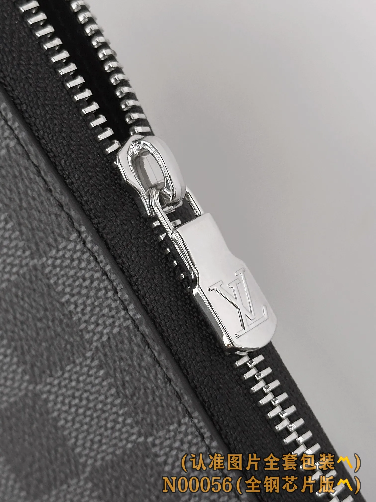 N00056 Heige (〽️A grade all steel〽️) personalized customized version! 163 transcoding chip, ZIPPY HORIZONTAL wallet! This Zippy Horizontal wallet is made of Monogram Eclipse canvas with bright metal parts, recreating the classic Zippy Vertical wallet in a horizontal configuration. A wraparound zipper opens the main compartment, and a central zipper pocket, card slots on both sides, and receipt compartments add to the functionality.  10 x 2.5 x 21 cm (height x width x length). 💰720