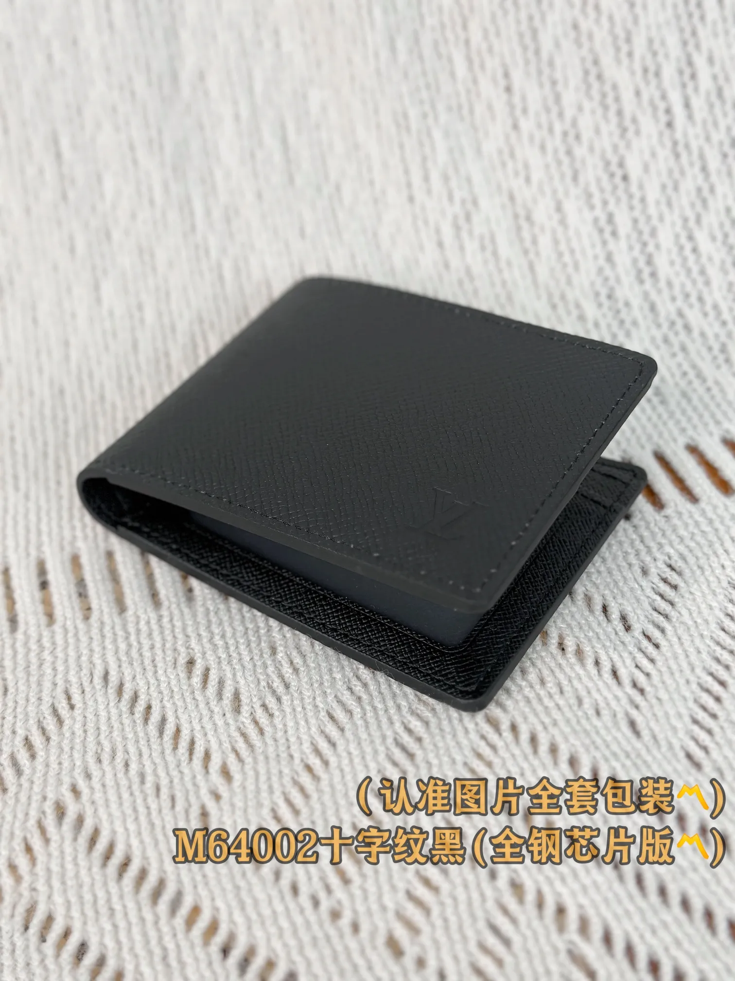 M64002 Cross Pattern (〽️Grade A Full Steel Version〽️) personalized customization, code change chip! SLENDER ID WALLET Made of smooth Taiga leather, this wallet is small and slim enough to hold everyday essentials, yet easily stows away in a front or back pocket. This wallet features a transparent compartment for ID. 11.0 x 8.5 x 1.0 cm (length x height x width). Special grade 240