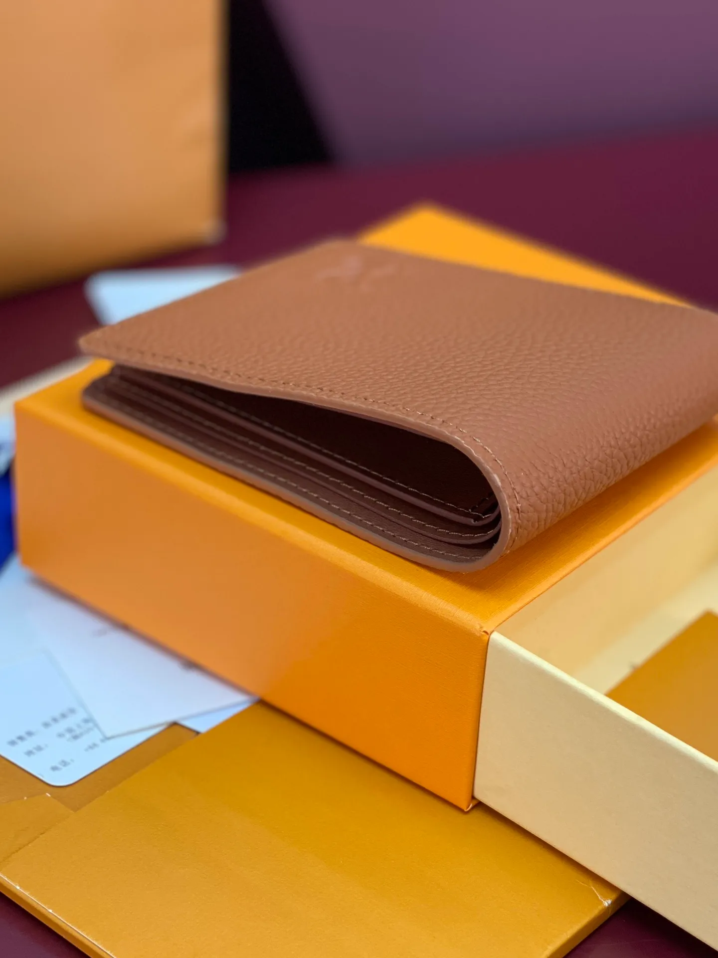 M83128 khaki! Concave and convex mark! Multiple short clips! Made of top-grain cowhide, the wallet has a refreshing and simple design. The Monogram Shadow cowhide fabric is very soft and decorated with the iconic Monogram embossing. Compact in size, it is extremely portable and equipped with multiple credit card slots and compartments for receipts and banknotes, making it extremely practical. 11.5 x 9 x 1.5 cm (length x height x width). 💰340