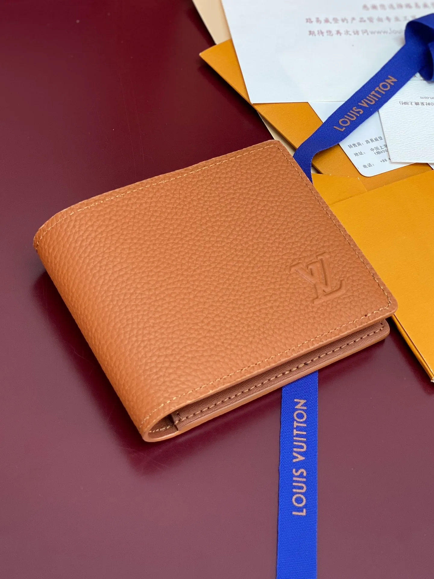 M83128 khaki! Concave and convex mark! Multiple short clips! Made of top-grain cowhide, the wallet has a refreshing and simple design. The Monogram Shadow cowhide fabric is very soft and decorated with the iconic Monogram embossing. Compact in size, it is extremely portable and equipped with multiple credit card slots and compartments for receipts and banknotes, making it extremely practical. 11.5 x 9 x 1.5 cm (length x height x width). 💰340