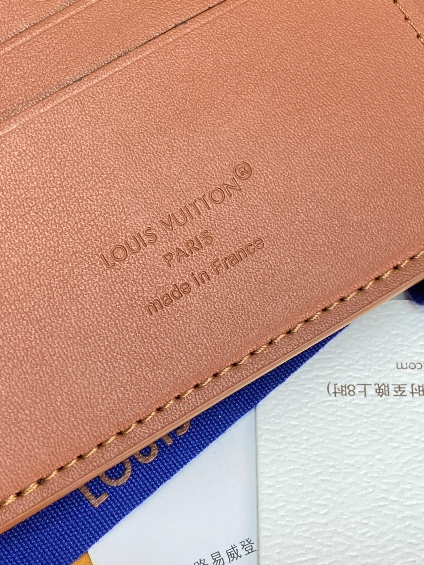 M83128 khaki! Concave and convex mark! Multiple short clips! Made of top-grain cowhide, the wallet has a refreshing and simple design. The Monogram Shadow cowhide fabric is very soft and decorated with the iconic Monogram embossing. Compact in size, it is extremely portable and equipped with multiple credit card slots and compartments for receipts and banknotes, making it extremely practical. 11.5 x 9 x 1.5 cm (length x height x width). 💰340