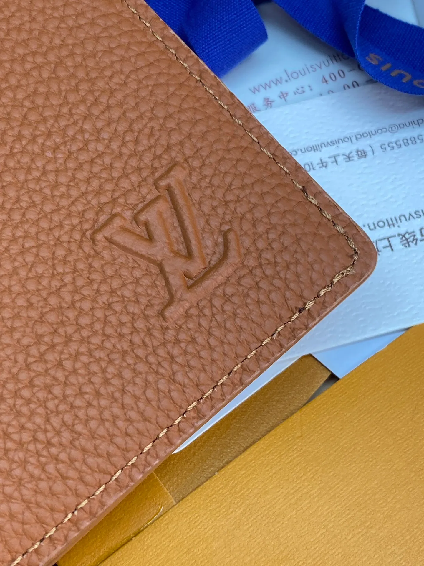 M83128 khaki! Concave and convex mark! Multiple short clips! Made of top-grain cowhide, the wallet has a refreshing and simple design. The Monogram Shadow cowhide fabric is very soft and decorated with the iconic Monogram embossing. Compact in size, it is extremely portable and equipped with multiple credit card slots and compartments for receipts and banknotes, making it extremely practical. 11.5 x 9 x 1.5 cm (length x height x width). 💰340