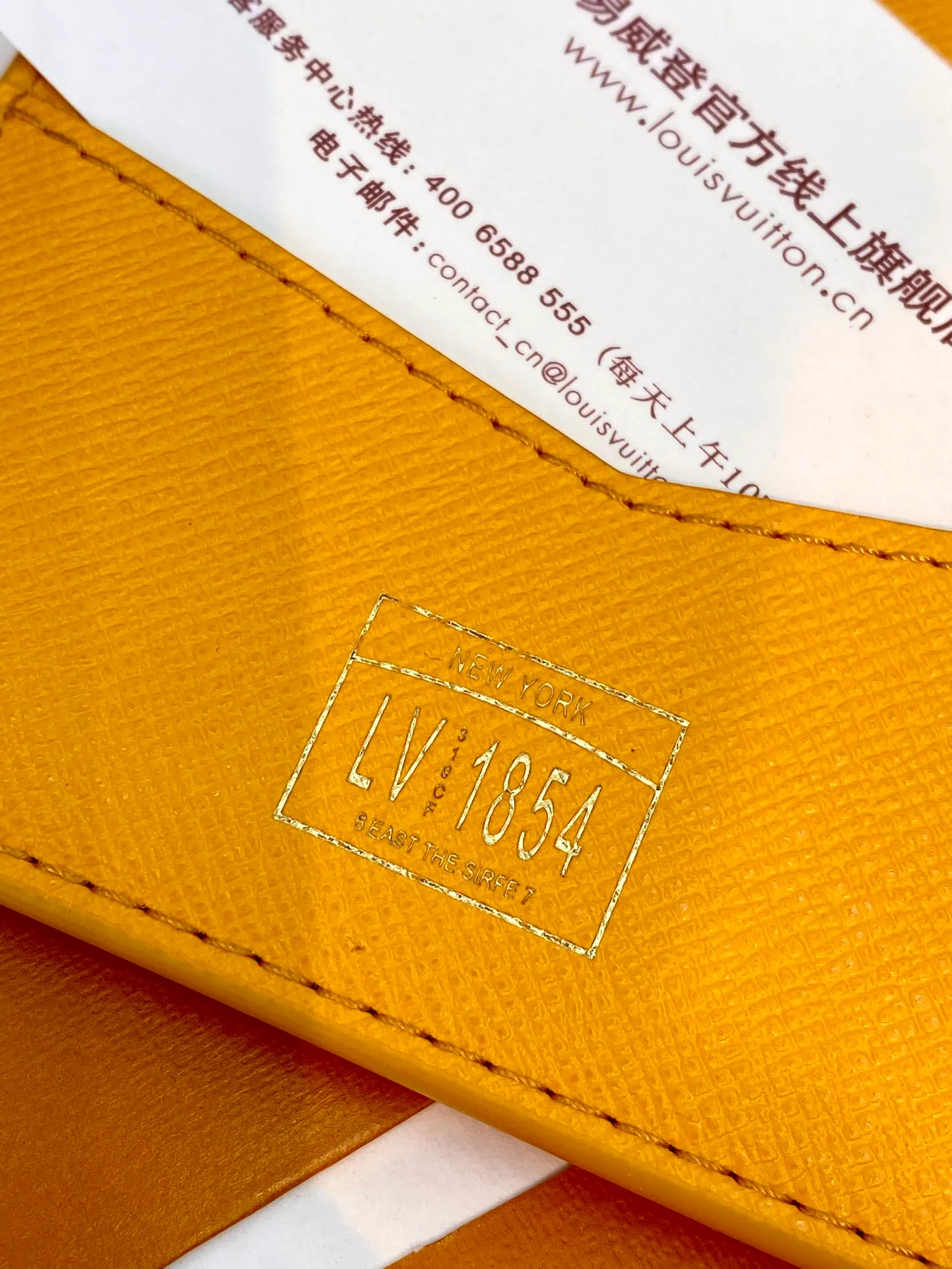 M12657 Yellow! MULTIPLE Wallet, this Multiple wallet is made of Monogram Heritage canvas to release a modern style, delicately showing the original Damier pattern details such as vertical and horizontal textures and Marque L.Vuitton Déposée logo.  9 x 1.5 x 11.5 cm (H x W x Length). 💰340