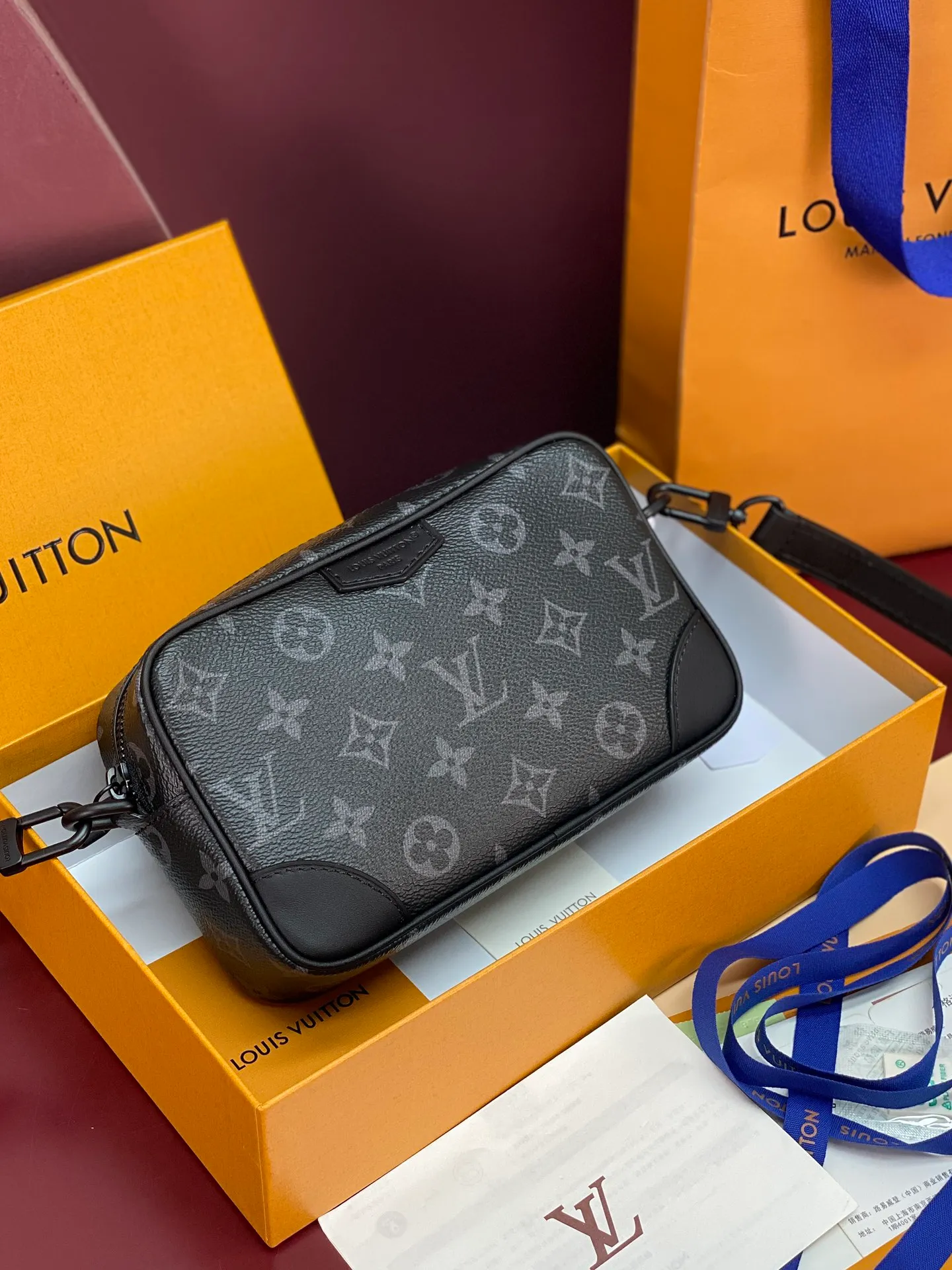 M14058 Black flower! Chip version! TROCADÉRO MINI BAG! This Trocadéro mini bag is crafted in Monogram Heritage coated canvas with leather trim and trunk-style reinforced corners, a nod to the brand's compact crossbody designs created in the 1980s. The color scheme complements the colorful striped lining, and the detachable and adjustable shoulder strap allows for shoulder or cross-body wear.  Dimensions 13 x 6.5 x 20 cm.