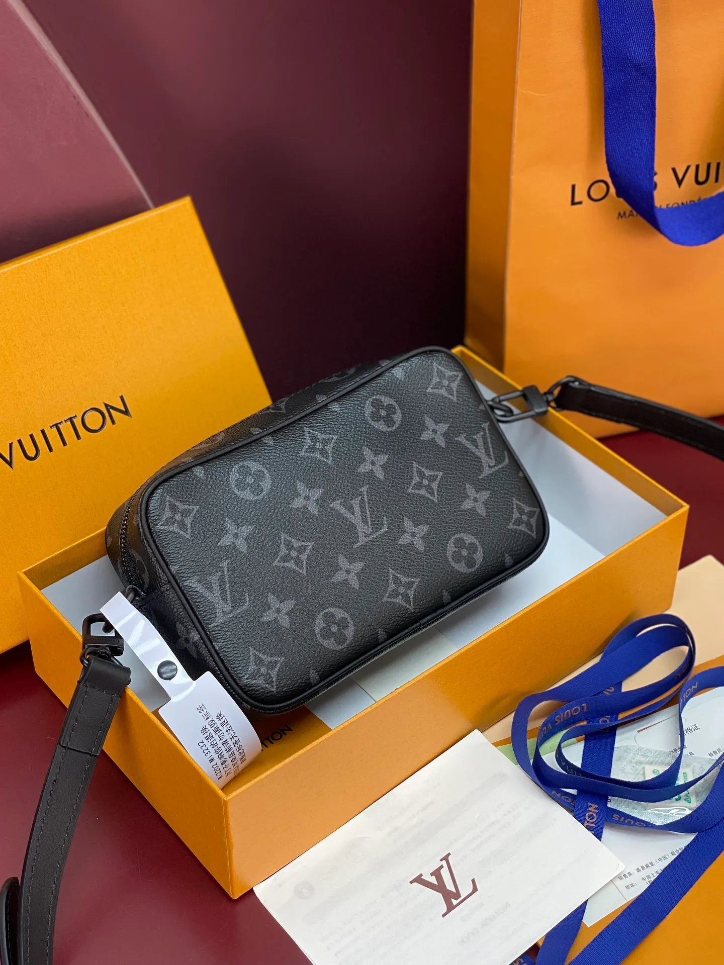 M14058 Black flower! Chip version! TROCADÉRO MINI BAG! This Trocadéro mini bag is crafted in Monogram Heritage coated canvas with leather trim and trunk-style reinforced corners, a nod to the brand's compact crossbody designs created in the 1980s. The color scheme complements the colorful striped lining, and the detachable and adjustable shoulder strap allows for shoulder or cross-body wear.  Dimensions 13 x 6.5 x 20 cm.