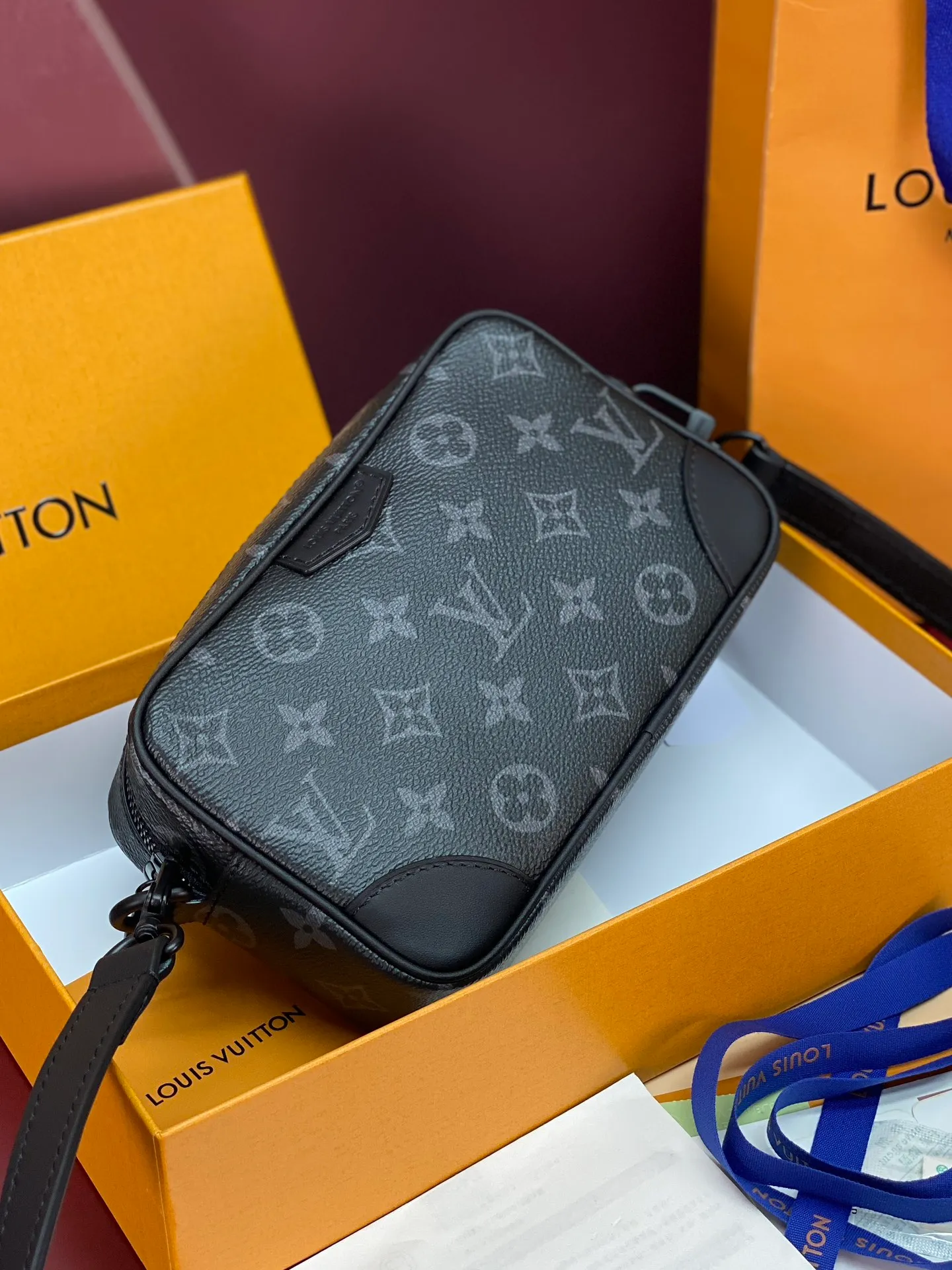 M14058 Black flower! Chip version! TROCADÉRO MINI BAG! This Trocadéro mini bag is crafted in Monogram Heritage coated canvas with leather trim and trunk-style reinforced corners, a nod to the brand's compact crossbody designs created in the 1980s. The color scheme complements the colorful striped lining, and the detachable and adjustable shoulder strap allows for shoulder or cross-body wear.  Dimensions 13 x 6.5 x 20 cm.