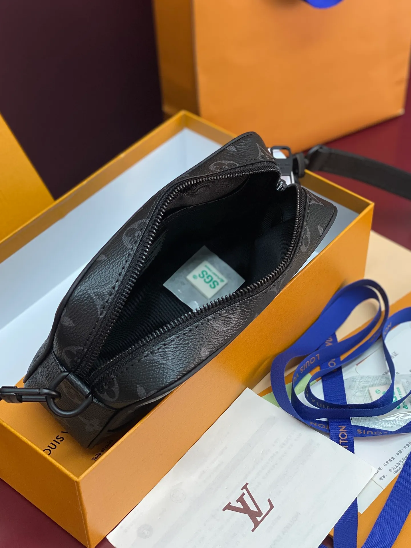 M14058 Black flower! Chip version! TROCADÉRO MINI BAG! This Trocadéro mini bag is crafted in Monogram Heritage coated canvas with leather trim and trunk-style reinforced corners, a nod to the brand's compact crossbody designs created in the 1980s. The color scheme complements the colorful striped lining, and the detachable and adjustable shoulder strap allows for shoulder or cross-body wear.  Dimensions 13 x 6.5 x 20 cm.