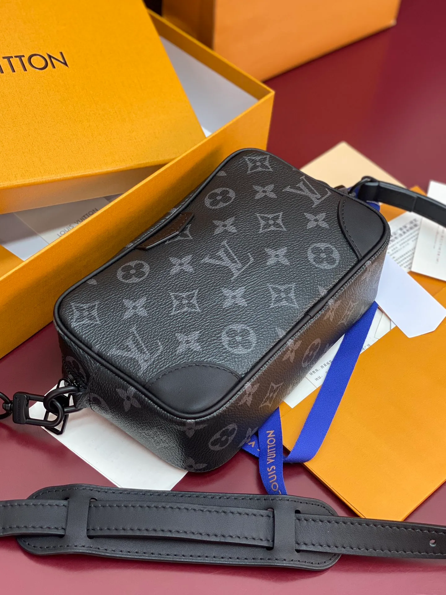 M14058 Black flower! Chip version! TROCADÉRO MINI BAG! This Trocadéro mini bag is crafted in Monogram Heritage coated canvas with leather trim and trunk-style reinforced corners, a nod to the brand's compact crossbody designs created in the 1980s. The color scheme complements the colorful striped lining, and the detachable and adjustable shoulder strap allows for shoulder or cross-body wear.  Dimensions 13 x 6.5 x 20 cm.