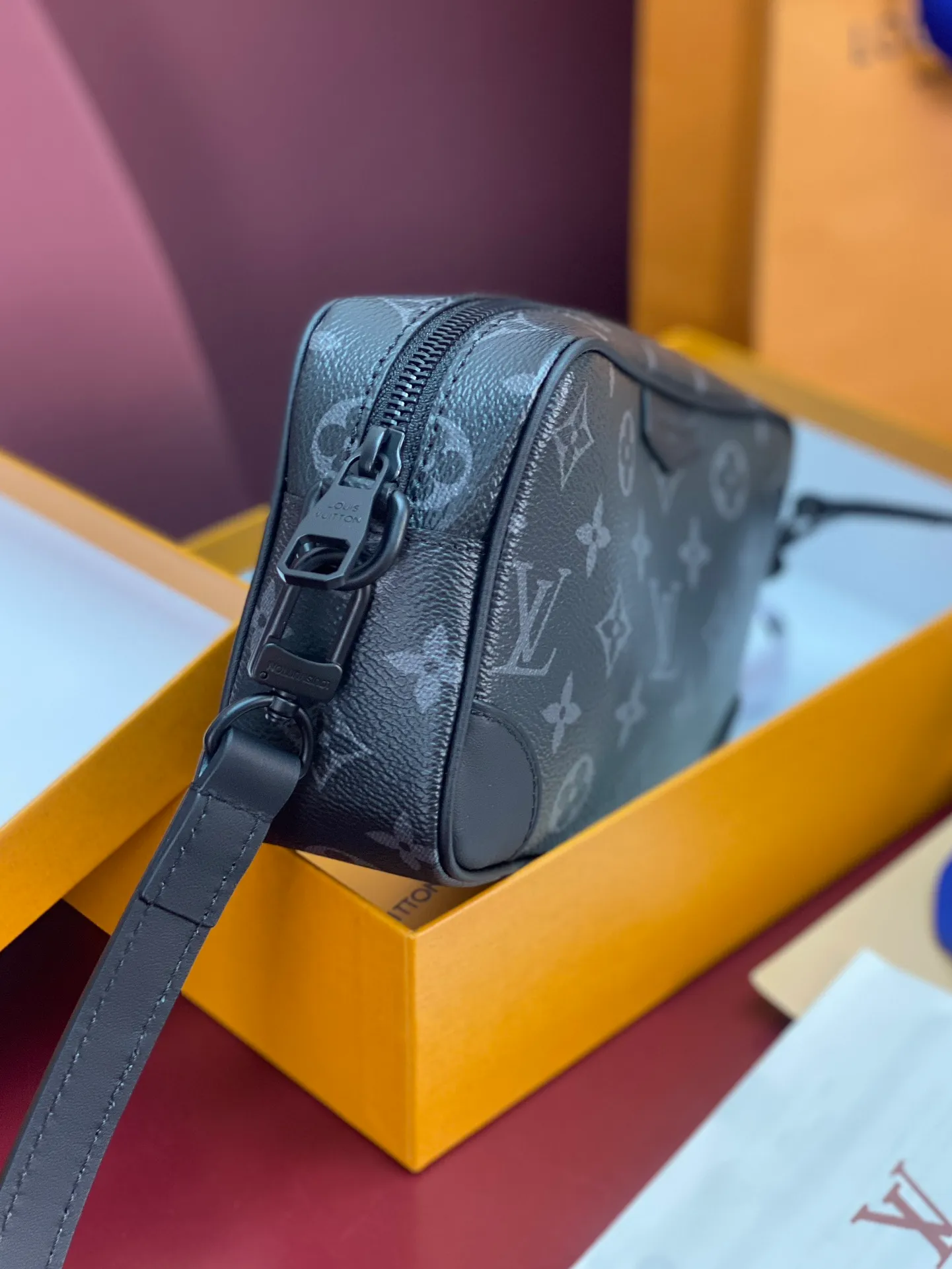 M14058 Black flower! Chip version! TROCADÉRO MINI BAG! This Trocadéro mini bag is crafted in Monogram Heritage coated canvas with leather trim and trunk-style reinforced corners, a nod to the brand's compact crossbody designs created in the 1980s. The color scheme complements the colorful striped lining, and the detachable and adjustable shoulder strap allows for shoulder or cross-body wear.  Dimensions 13 x 6.5 x 20 cm.