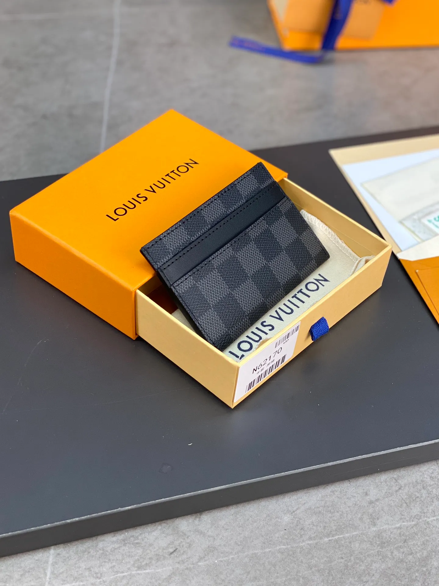M62170 black grid! The Neo card holder in Monogram Macassar canvas is the perfect way to carry important cards. Leather trimmings enhance the classic Louis Vuitton pattern. Detailed features 11 x 7 x 0.6 cm 💰240