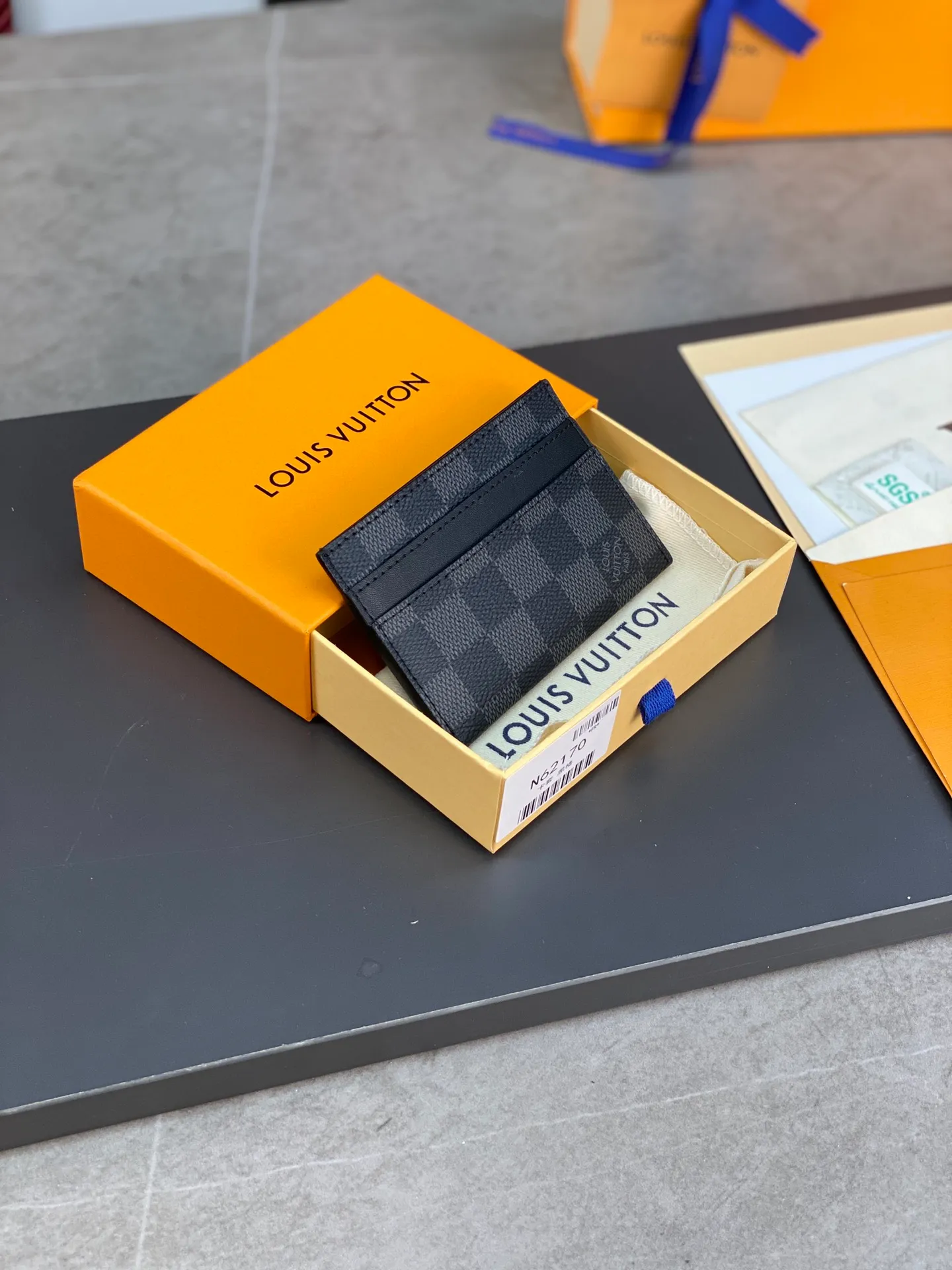M62170 black grid! The Neo card holder in Monogram Macassar canvas is the perfect way to carry important cards. Leather trimmings enhance the classic Louis Vuitton pattern. Detailed features 11 x 7 x 0.6 cm 💰240