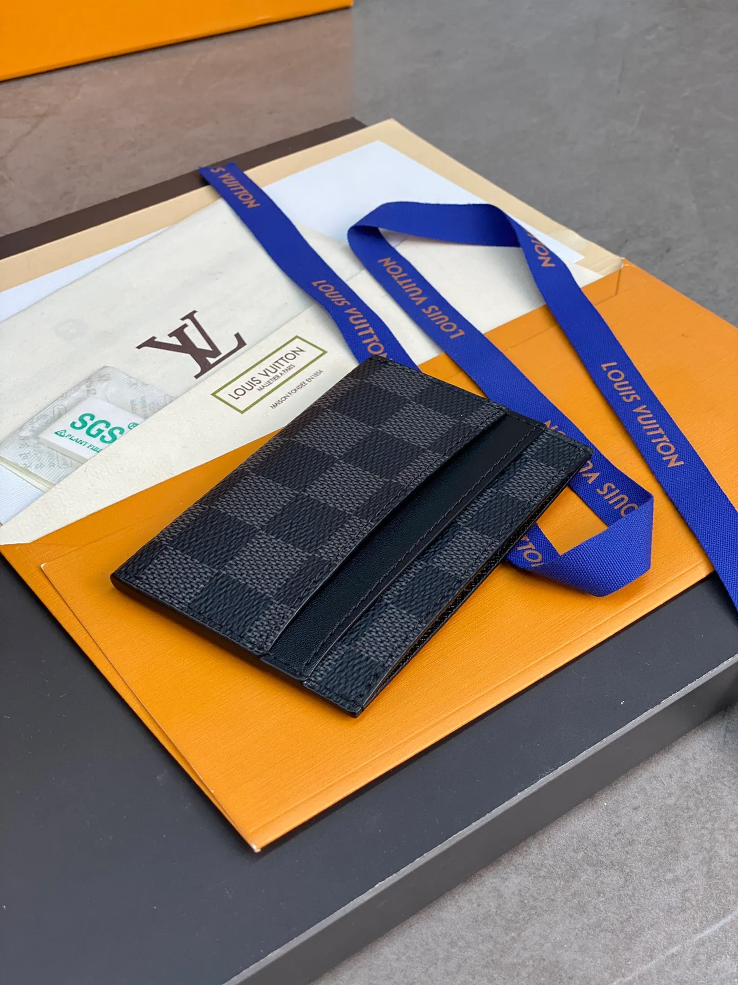 M62170 black grid! The Neo card holder in Monogram Macassar canvas is the perfect way to carry important cards. Leather trimmings enhance the classic Louis Vuitton pattern. Detailed features 11 x 7 x 0.6 cm 💰240