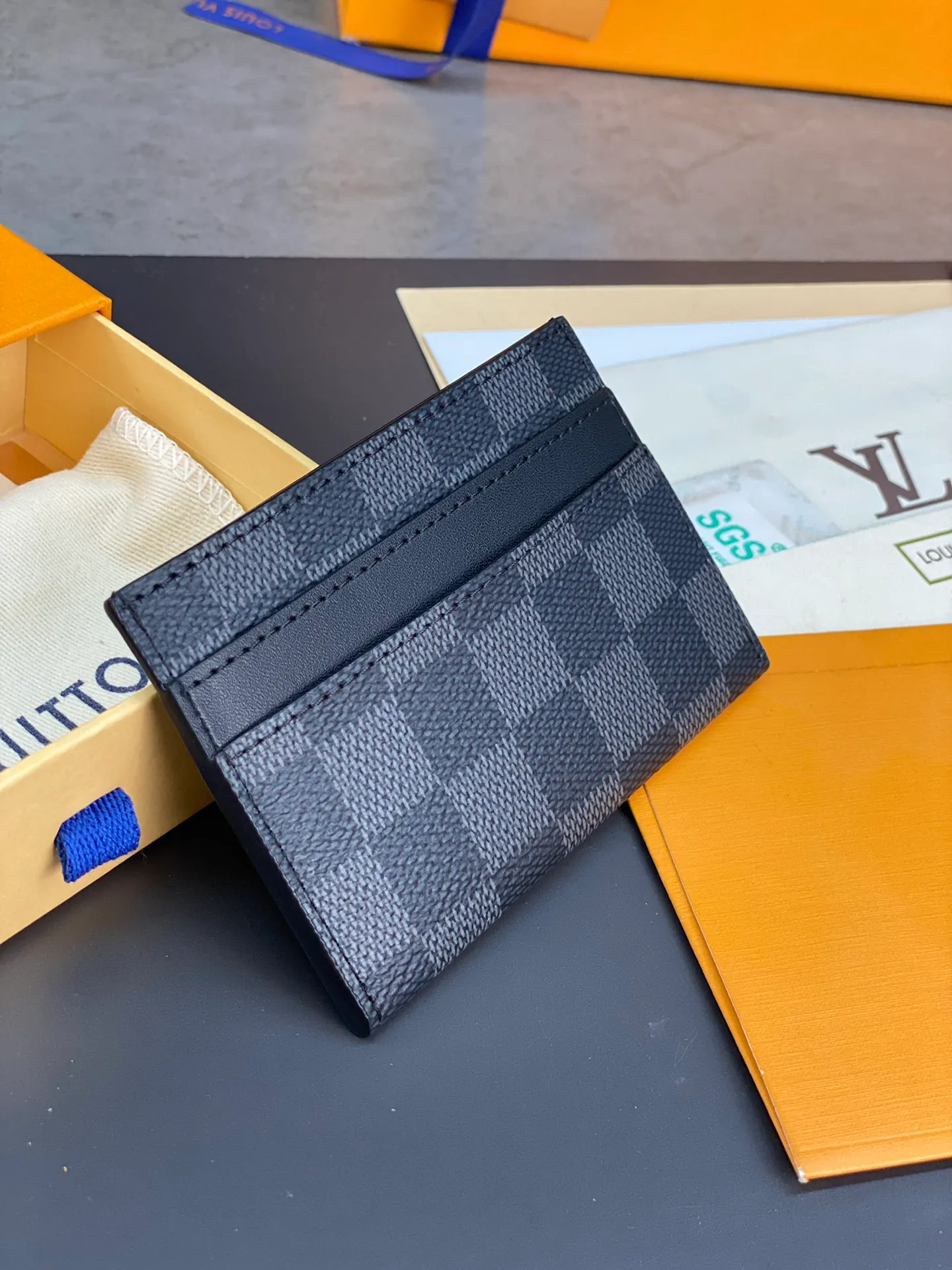 M62170 black grid! The Neo card holder in Monogram Macassar canvas is the perfect way to carry important cards. Leather trimmings enhance the classic Louis Vuitton pattern. Detailed features 11 x 7 x 0.6 cm 💰240