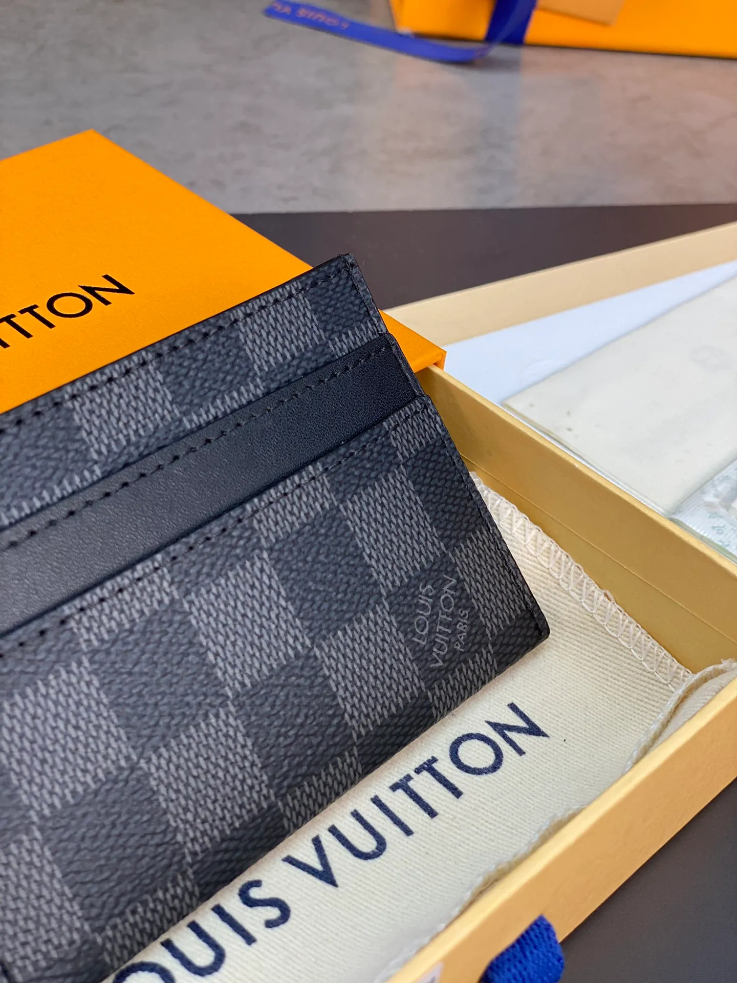 M62170 black grid! The Neo card holder in Monogram Macassar canvas is the perfect way to carry important cards. Leather trimmings enhance the classic Louis Vuitton pattern. Detailed features 11 x 7 x 0.6 cm 💰240