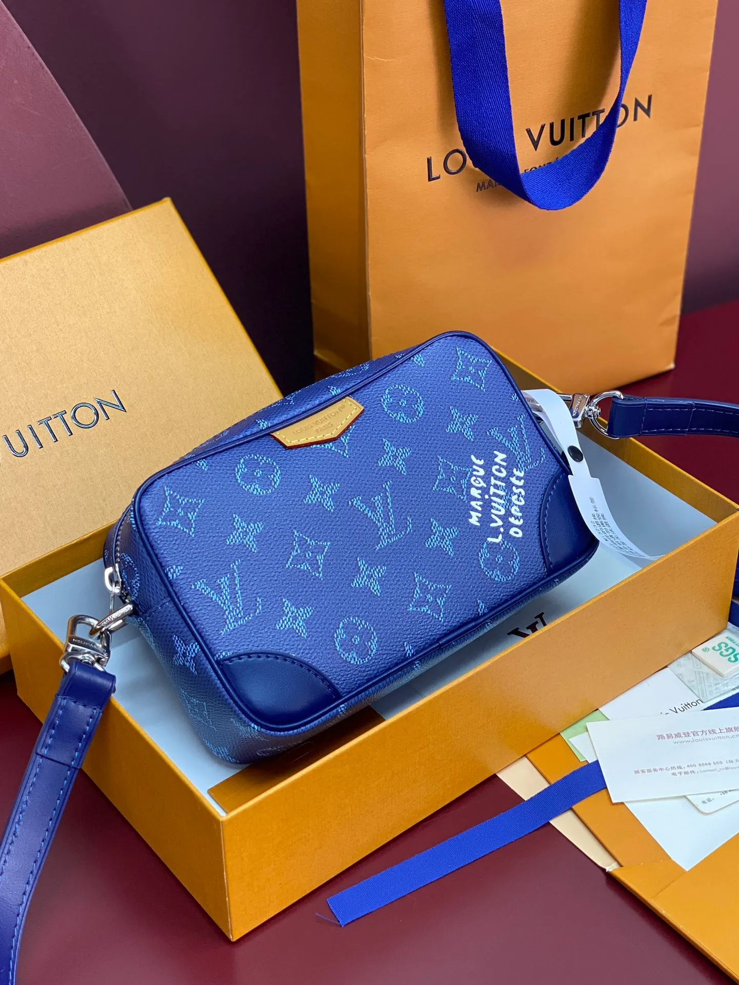 M26826 silk screen dark blue! Chip version! TROCADÉRO MINI BAG! This Trocadéro mini bag is crafted in Monogram Heritage coated canvas with leather trim and trunk-style reinforced corners, a nod to the brand's compact crossbody designs created in the 1980s. The ocean tones complement the colorful striped lining, and the detachable and adjustable shoulder strap allows for shoulder or cross-body wear.  Dimensions 13 x 6.5 x 20 cm.