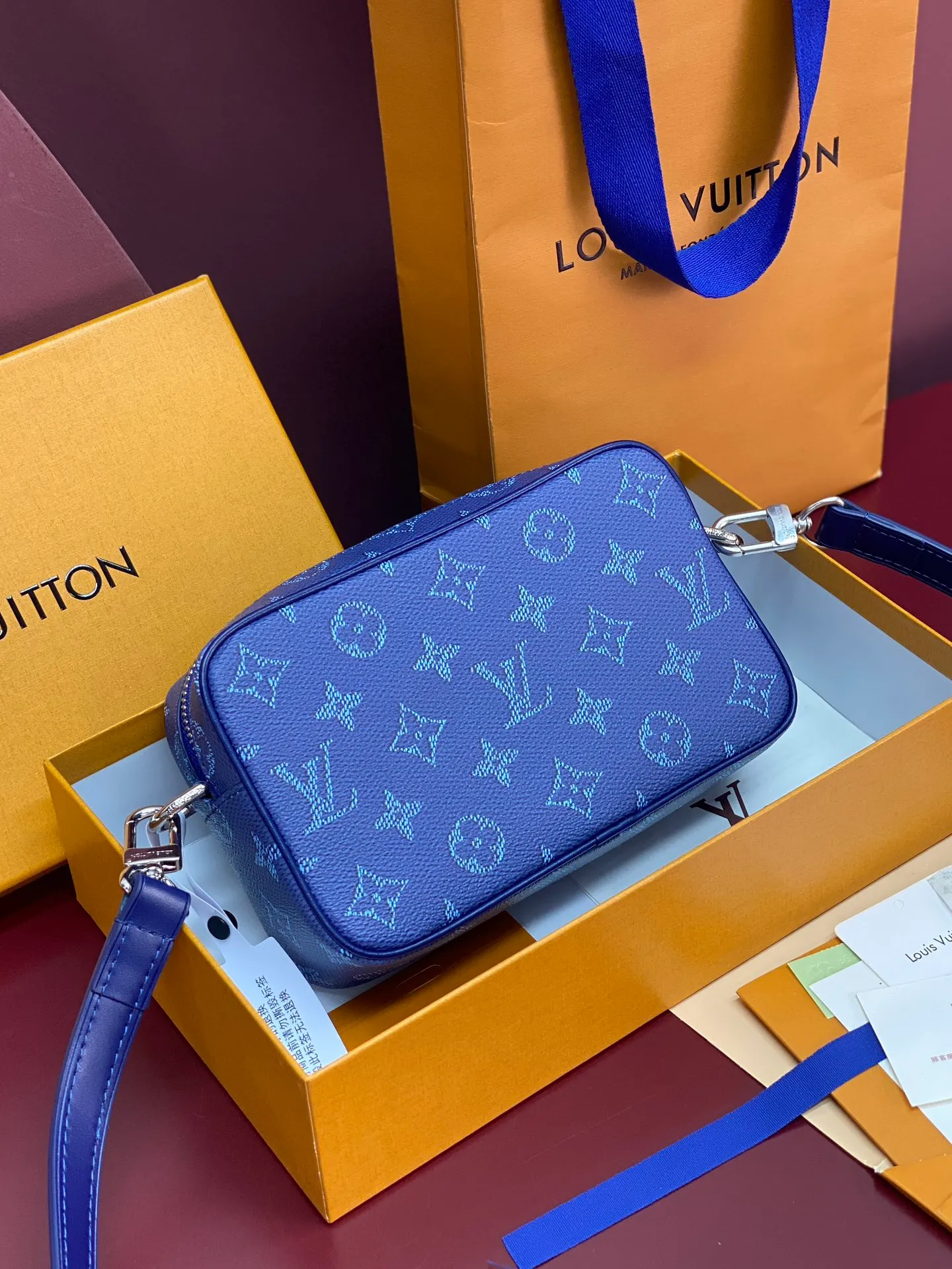 M26826 silk screen dark blue! Chip version! TROCADÉRO MINI BAG! This Trocadéro mini bag is crafted in Monogram Heritage coated canvas with leather trim and trunk-style reinforced corners, a nod to the brand's compact crossbody designs created in the 1980s. The ocean tones complement the colorful striped lining, and the detachable and adjustable shoulder strap allows for shoulder or cross-body wear.  Dimensions 13 x 6.5 x 20 cm.