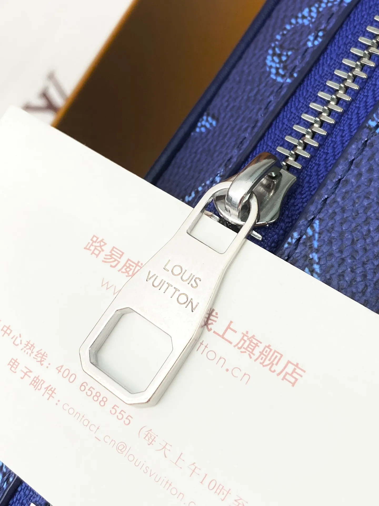 M26826 silk screen dark blue! Chip version! TROCADÉRO MINI BAG! This Trocadéro mini bag is crafted in Monogram Heritage coated canvas with leather trim and trunk-style reinforced corners, a nod to the brand's compact crossbody designs created in the 1980s. The ocean tones complement the colorful striped lining, and the detachable and adjustable shoulder strap allows for shoulder or cross-body wear.  Dimensions 13 x 6.5 x 20 cm.