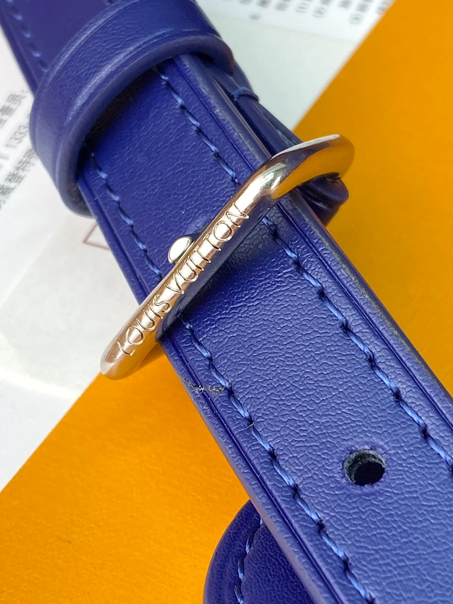 M26826 silk screen dark blue! Chip version! TROCADÉRO MINI BAG! This Trocadéro mini bag is crafted in Monogram Heritage coated canvas with leather trim and trunk-style reinforced corners, a nod to the brand's compact crossbody designs created in the 1980s. The ocean tones complement the colorful striped lining, and the detachable and adjustable shoulder strap allows for shoulder or cross-body wear.  Dimensions 13 x 6.5 x 20 cm.