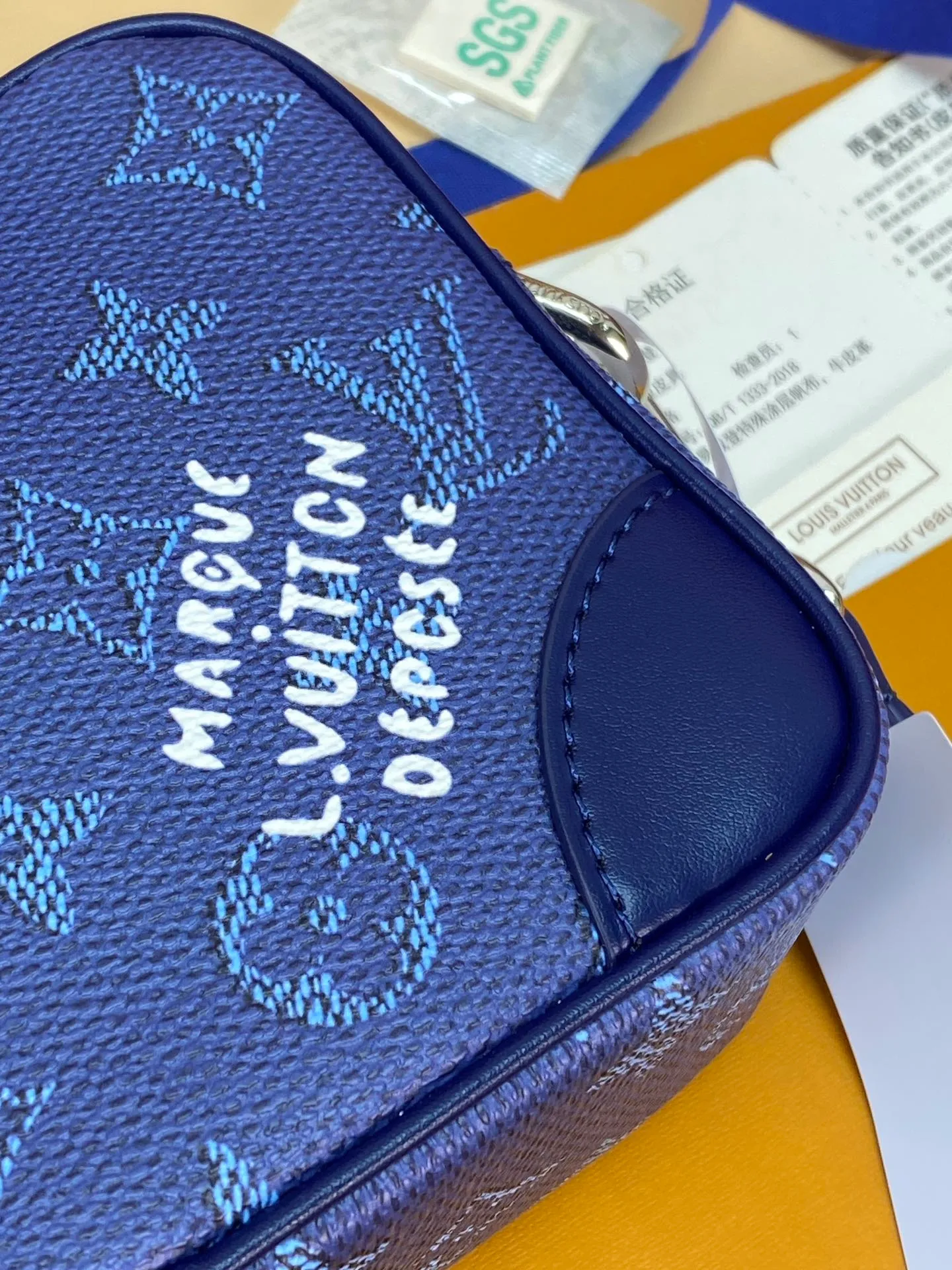 M26826 silk screen dark blue! Chip version! TROCADÉRO MINI BAG! This Trocadéro mini bag is crafted in Monogram Heritage coated canvas with leather trim and trunk-style reinforced corners, a nod to the brand's compact crossbody designs created in the 1980s. The ocean tones complement the colorful striped lining, and the detachable and adjustable shoulder strap allows for shoulder or cross-body wear.  Dimensions 13 x 6.5 x 20 cm.