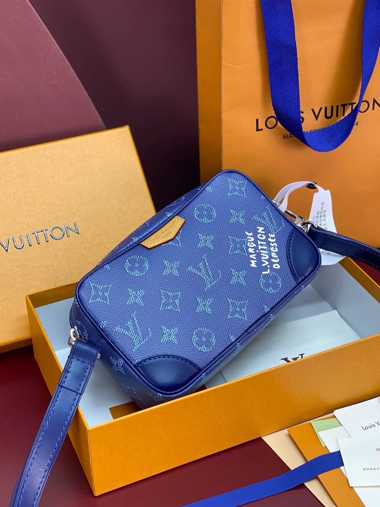 M26826 silk screen dark blue! Chip version! TROCADÉRO MINI BAG! This Trocadéro mini bag is crafted in Monogram Heritage coated canvas with leather trim and trunk-style reinforced corners, a nod to the brand's compact crossbody designs created in the 1980s. The ocean tones complement the colorful striped lining, and the detachable and adjustable shoulder strap allows for shoulder or cross-body wear.  Dimensions 13 x 6.5 x 20 cm.