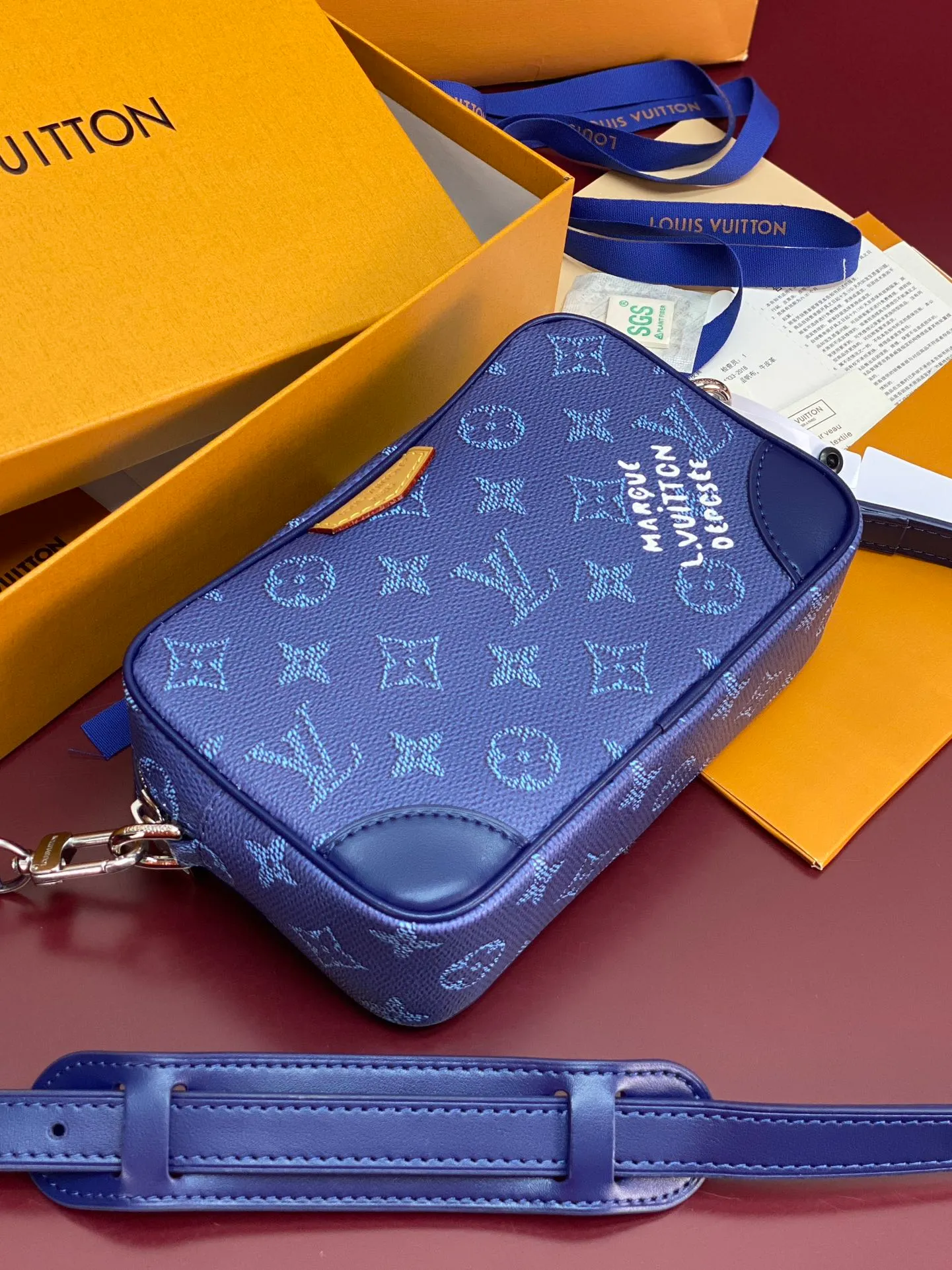 M26826 silk screen dark blue! Chip version! TROCADÉRO MINI BAG! This Trocadéro mini bag is crafted in Monogram Heritage coated canvas with leather trim and trunk-style reinforced corners, a nod to the brand's compact crossbody designs created in the 1980s. The ocean tones complement the colorful striped lining, and the detachable and adjustable shoulder strap allows for shoulder or cross-body wear.  Dimensions 13 x 6.5 x 20 cm.