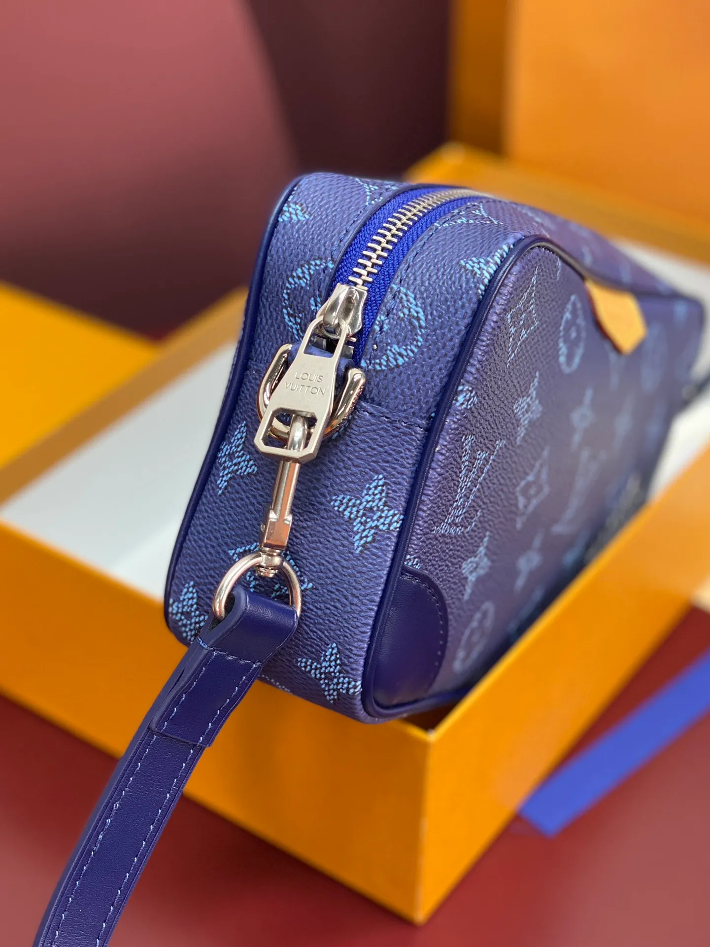 M26826 silk screen dark blue! Chip version! TROCADÉRO MINI BAG! This Trocadéro mini bag is crafted in Monogram Heritage coated canvas with leather trim and trunk-style reinforced corners, a nod to the brand's compact crossbody designs created in the 1980s. The ocean tones complement the colorful striped lining, and the detachable and adjustable shoulder strap allows for shoulder or cross-body wear.  Dimensions 13 x 6.5 x 20 cm.