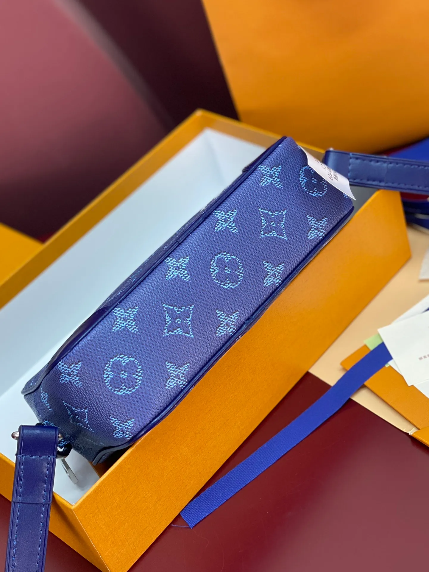M26826 silk screen dark blue! Chip version! TROCADÉRO MINI BAG! This Trocadéro mini bag is crafted in Monogram Heritage coated canvas with leather trim and trunk-style reinforced corners, a nod to the brand's compact crossbody designs created in the 1980s. The ocean tones complement the colorful striped lining, and the detachable and adjustable shoulder strap allows for shoulder or cross-body wear.  Dimensions 13 x 6.5 x 20 cm.