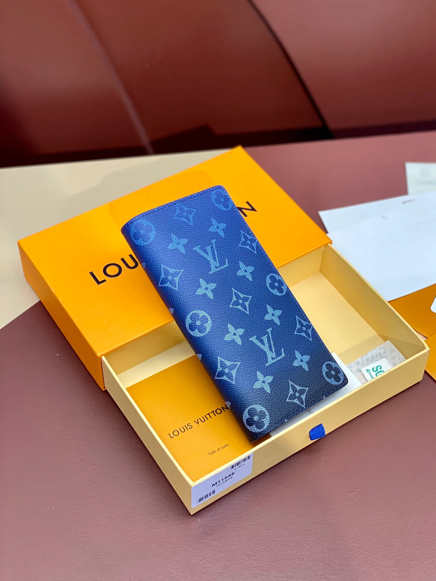 M11546 gradient blue! BRAZZA WALLET This Brazza wallet in Monogram canvas exudes unstoppable masculinity. It's spacious and functional and can easily be stowed away in a coat pocket. Dimensions: 10 x 19 x 2 cm. 💰420